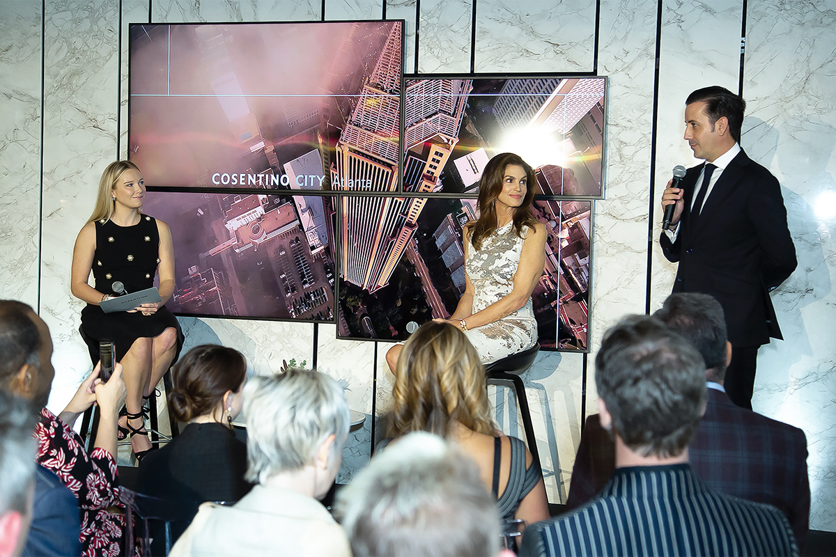 Eduardo Martínez-Cosentino en una presentacion con Cindy Crawford, embajadora de la marca Silestone.