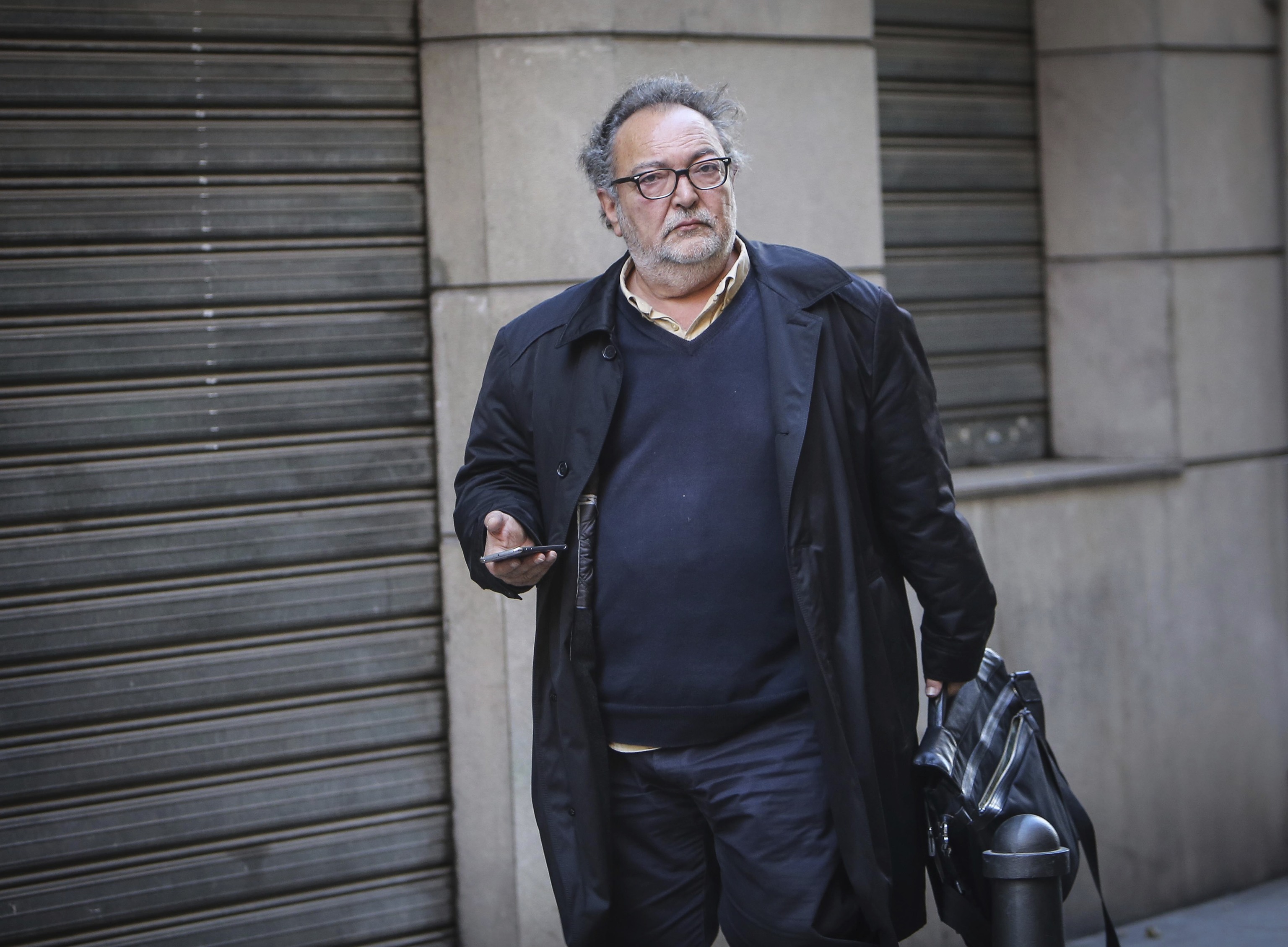 El abogado del PSPV-PSOE e intermediario en el 'caso Amuz', Jos Luis Vera, en una calle de Valencia.