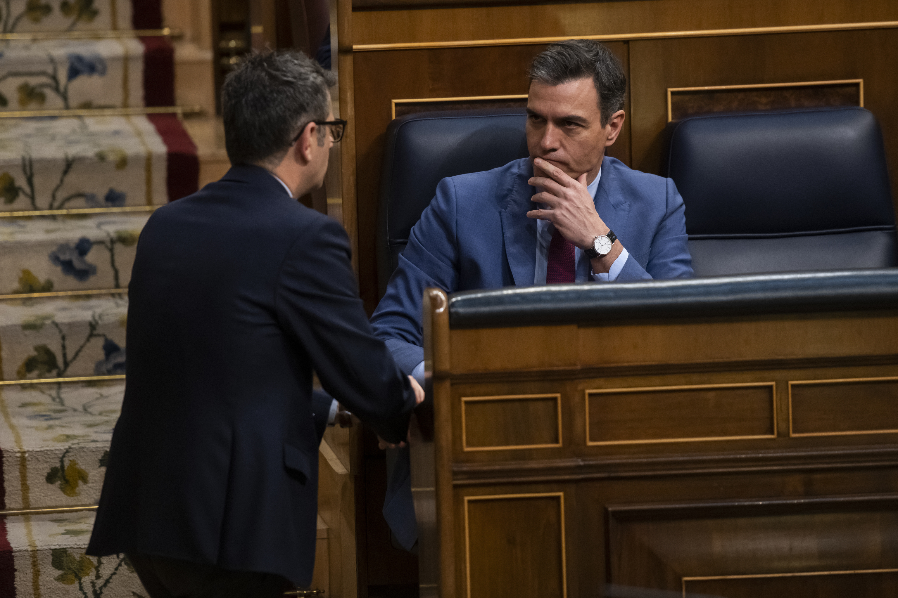 El ministro de Presidencia, Flix Bolaos, conversa con el presidente del Gobierno, Pedro Snchez.