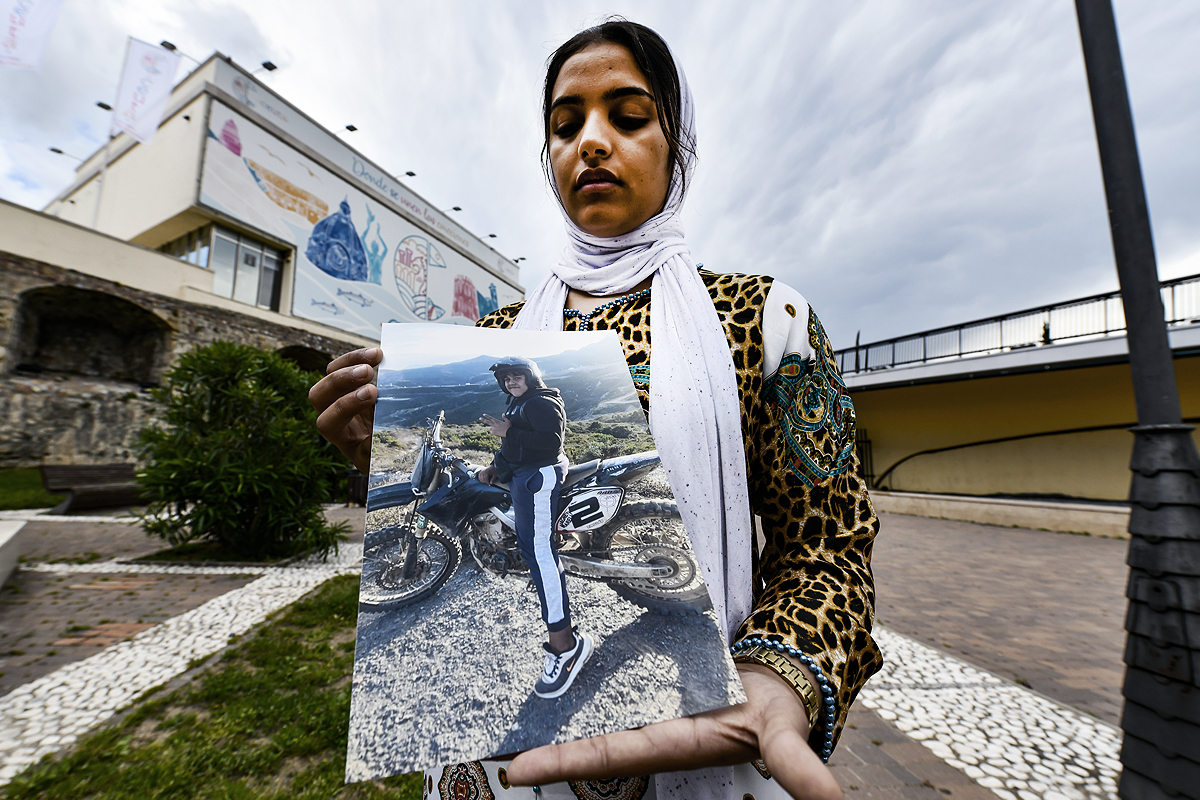Dina sostiene una foto de su hermano muerto, Ibrahim.
