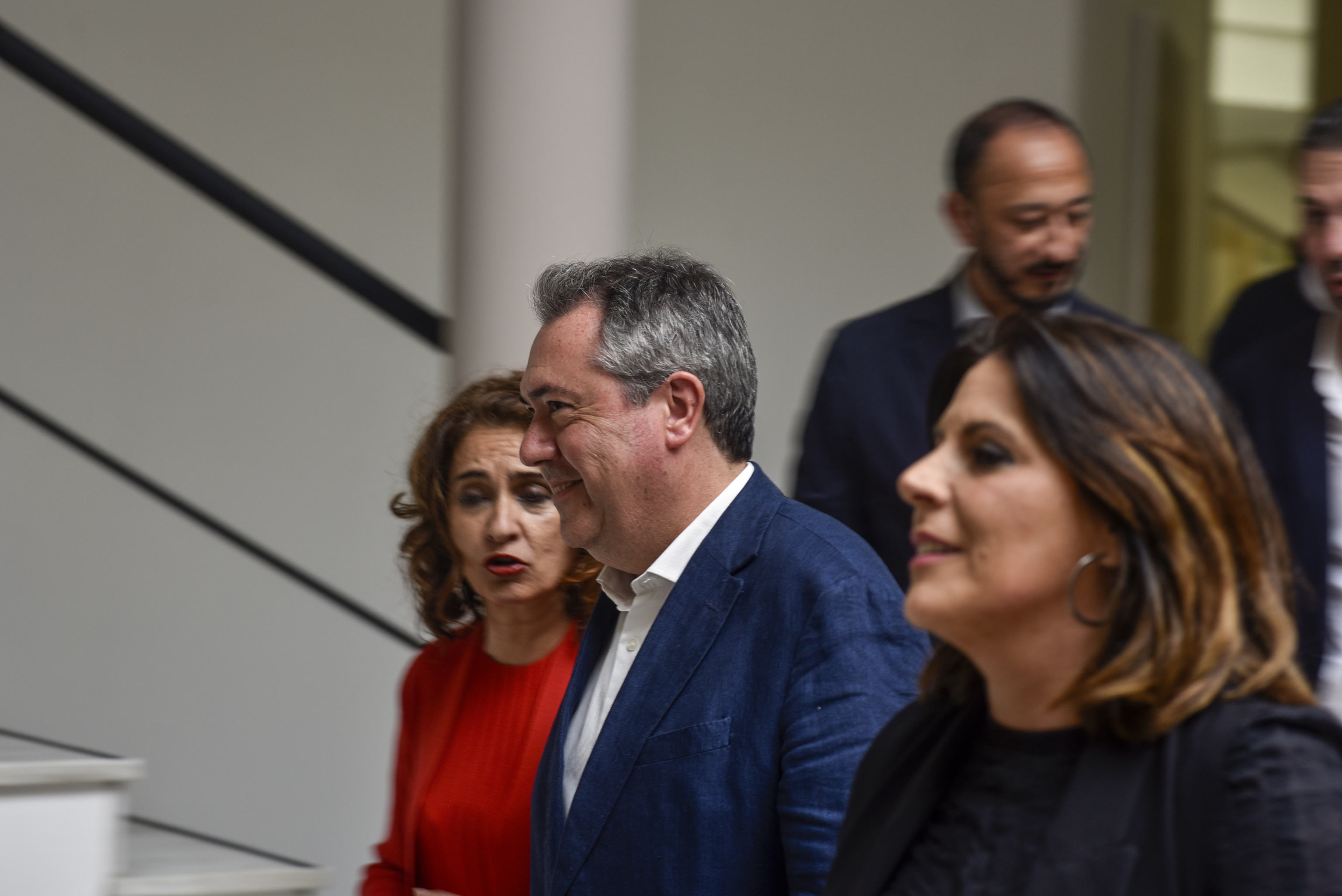 Juan Espadas, entre María Jesús Montero y Ángeles Férriz, este viernes, antes del comité director.