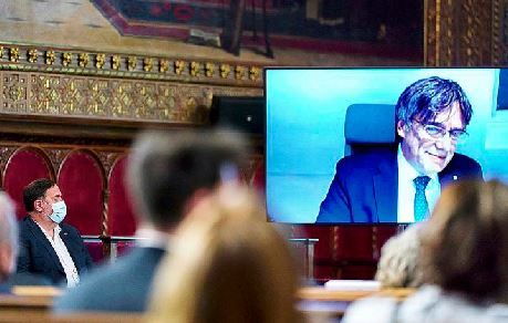 Oriol Junqueras escucha a Carles Puigdemont.