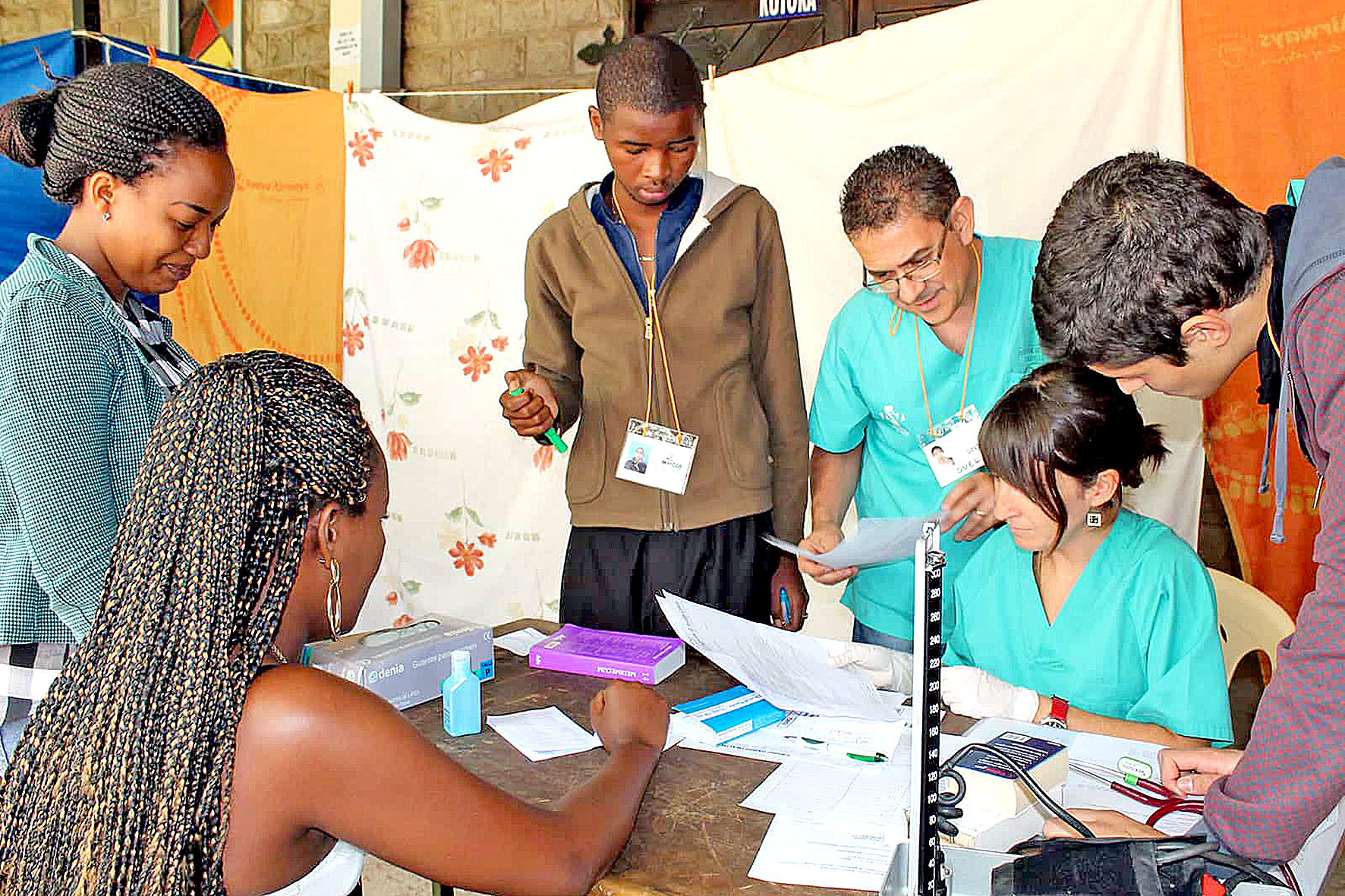 Equipo mdico de la ONG Youcanyol, en una de las asistencias sanitarias prestadas a la poblacin africana.