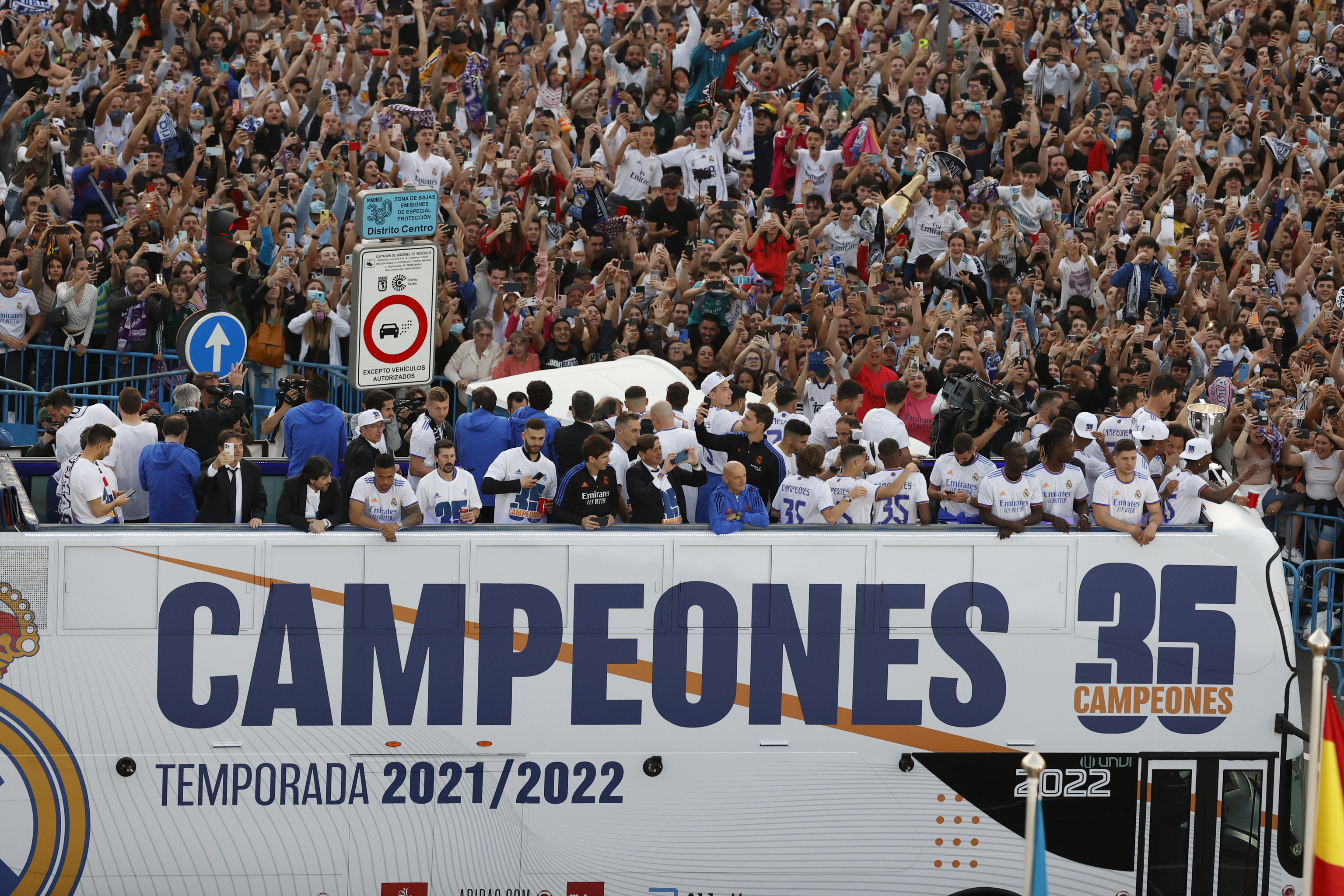 El autobs del Madrid, con sus futbolistas, aclamado por miles de aficionados.