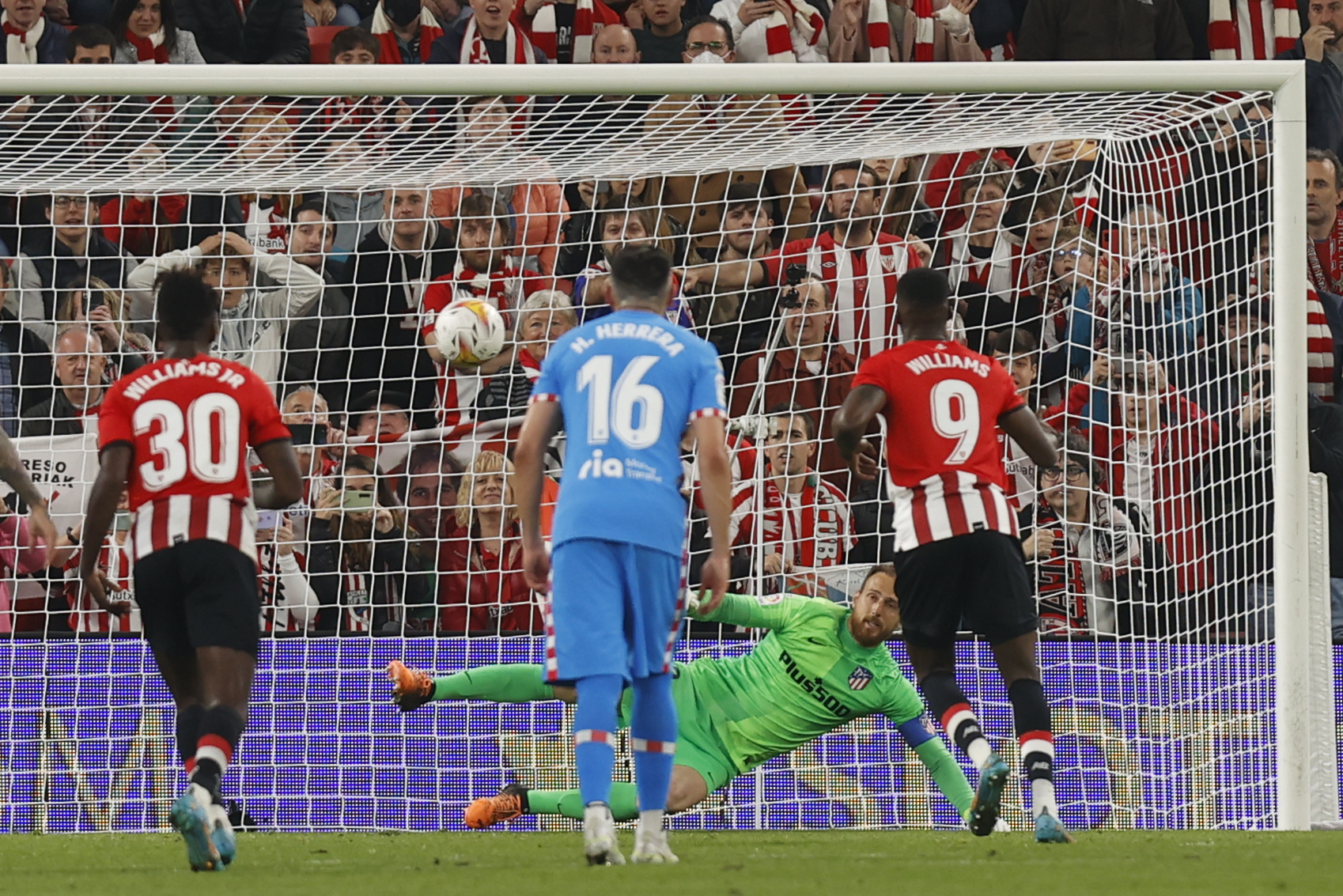 Iaki Williams marca de penalti el segundo gol del Athletic.