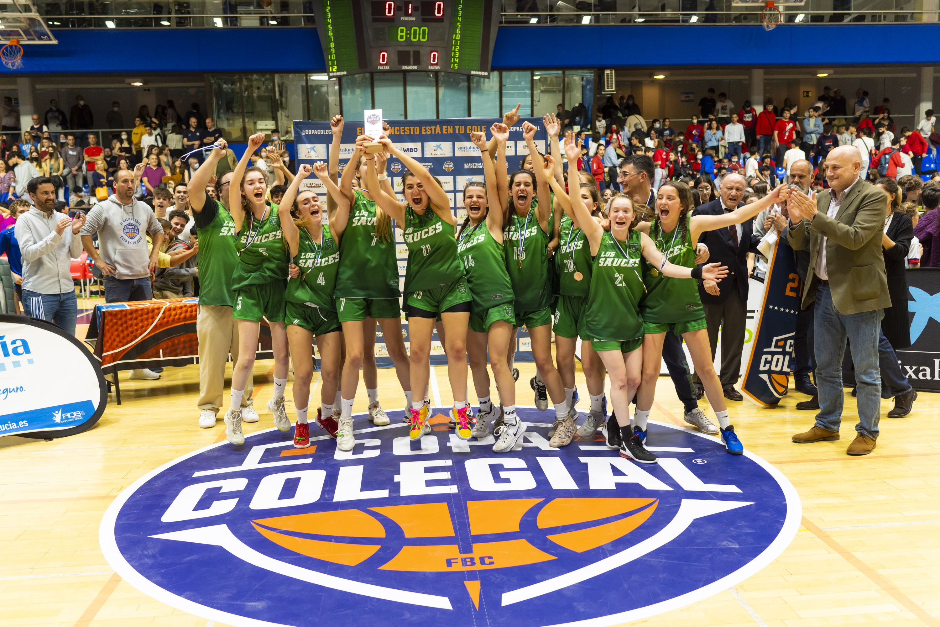 El equipo femenino de Los Sauces la Moraleja celebra su triunfo en la final de la Copa Colegial.