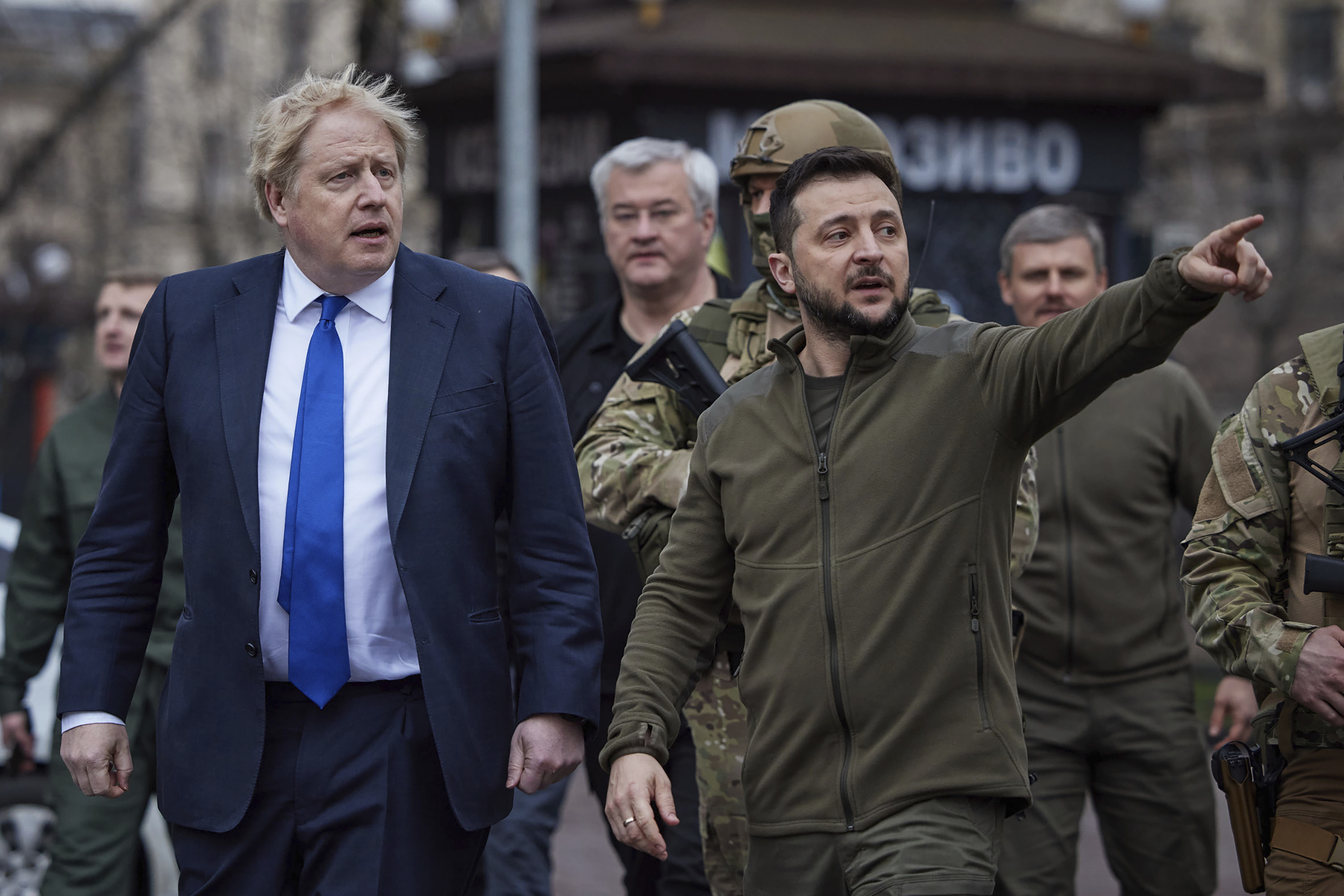 El primer ministro britnico Boris Johnson (izda.) camina con su homlogo ucraniano, en Volodimir Zelenski, en Kiev.