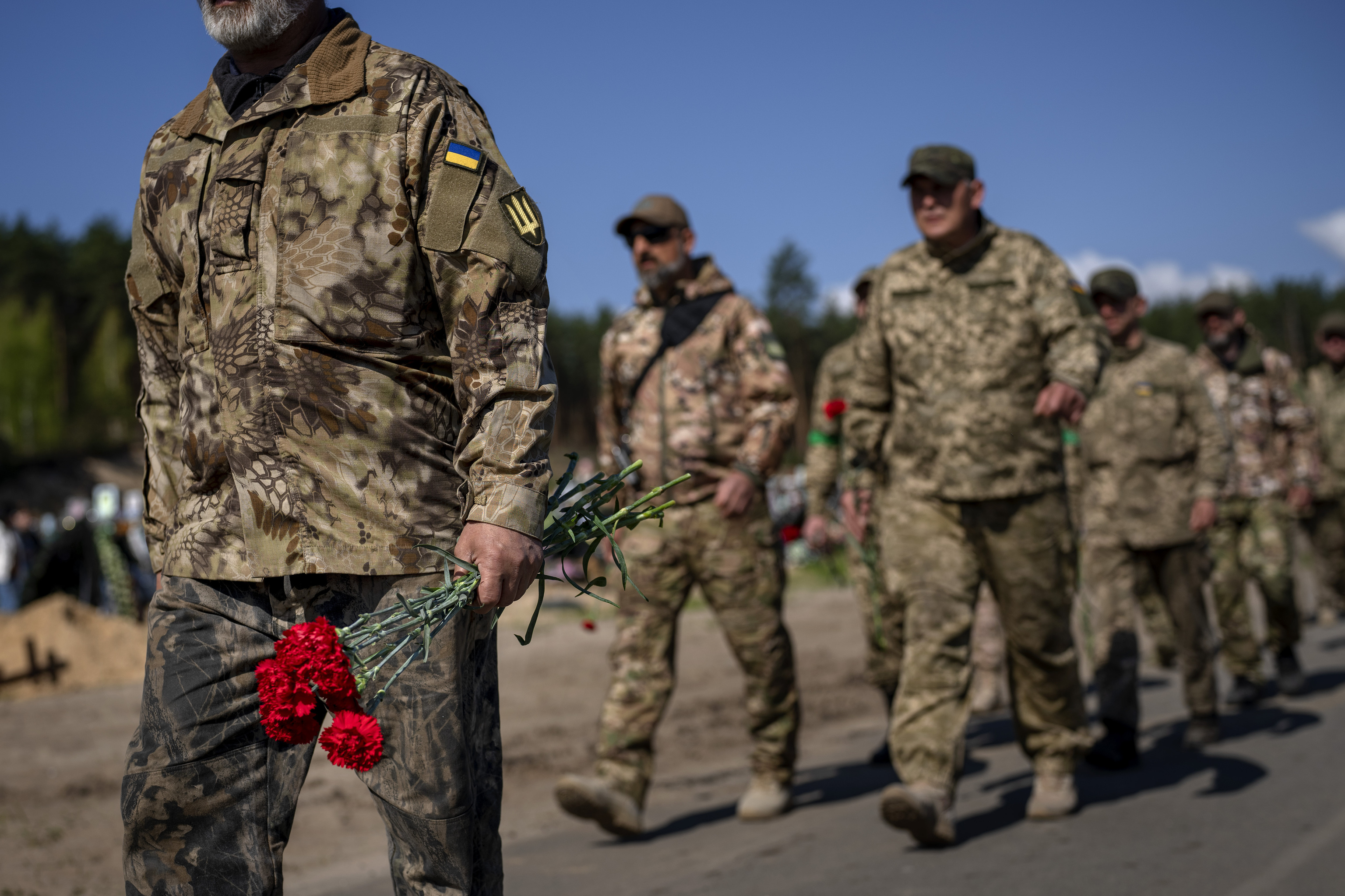 Homenaje de los soldados ucranianos de Irpin a sus compañeros muertos en la ocupación rusa.