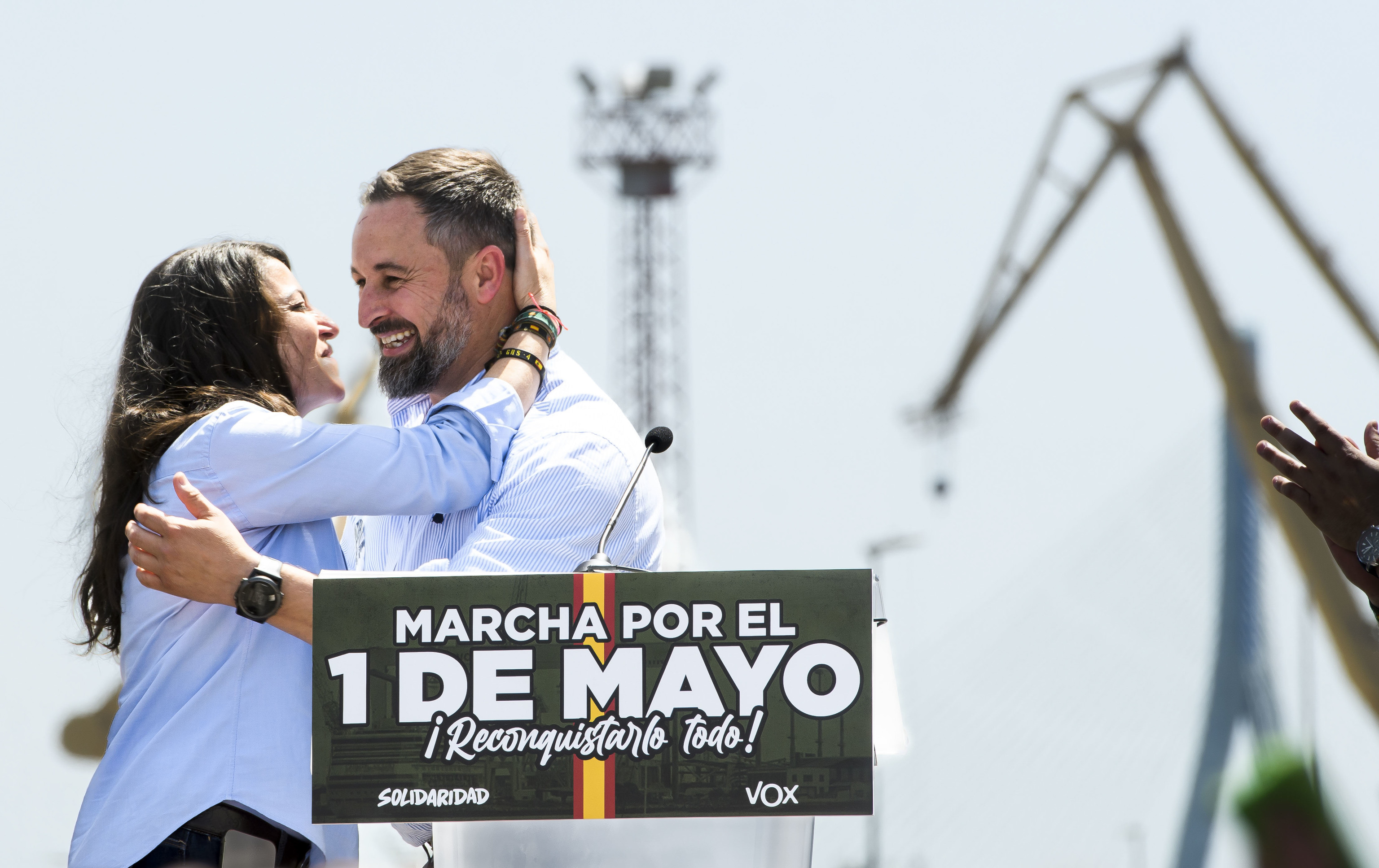 La candidata de Vox a la Junta, Macarena Olona, junto al presidente del partido, Santiago Abascal, este domingo en Cdiz.