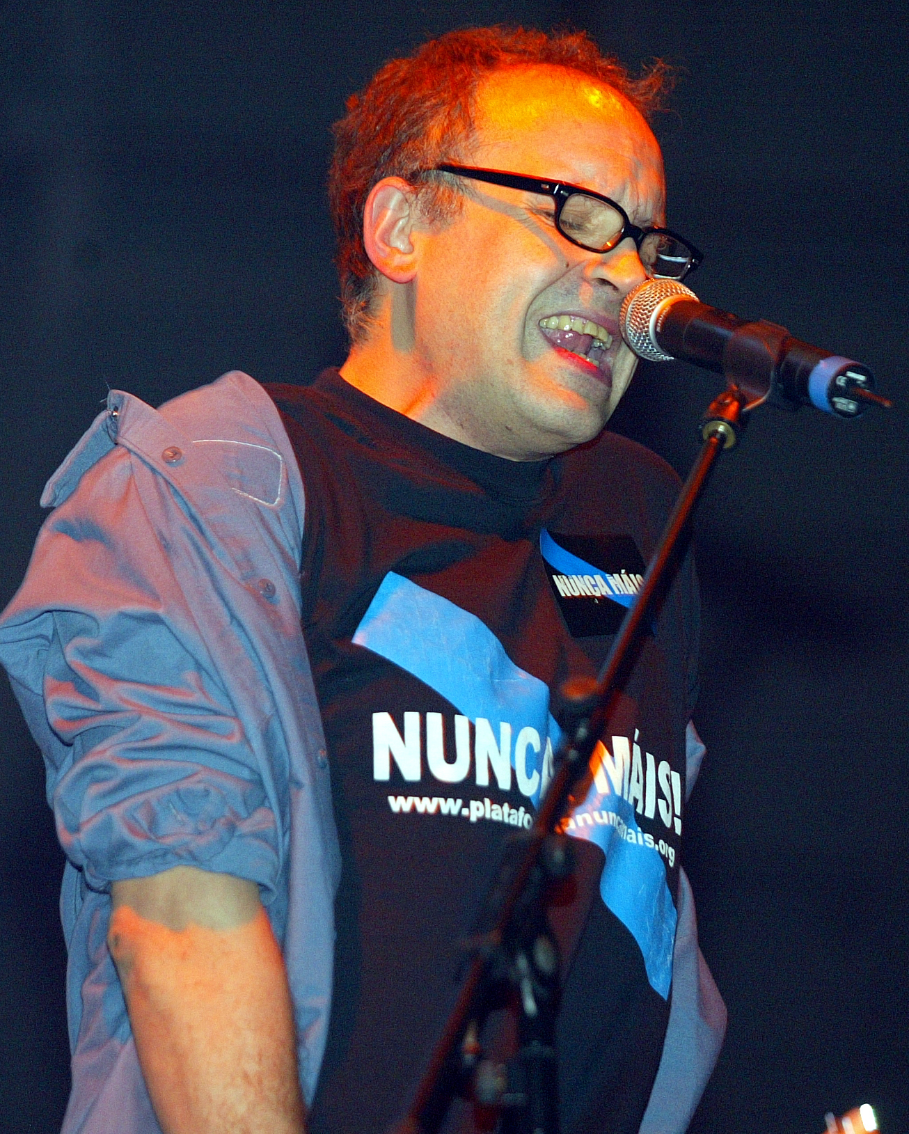 El vocalista de Siniestro Total cantando durante un show.