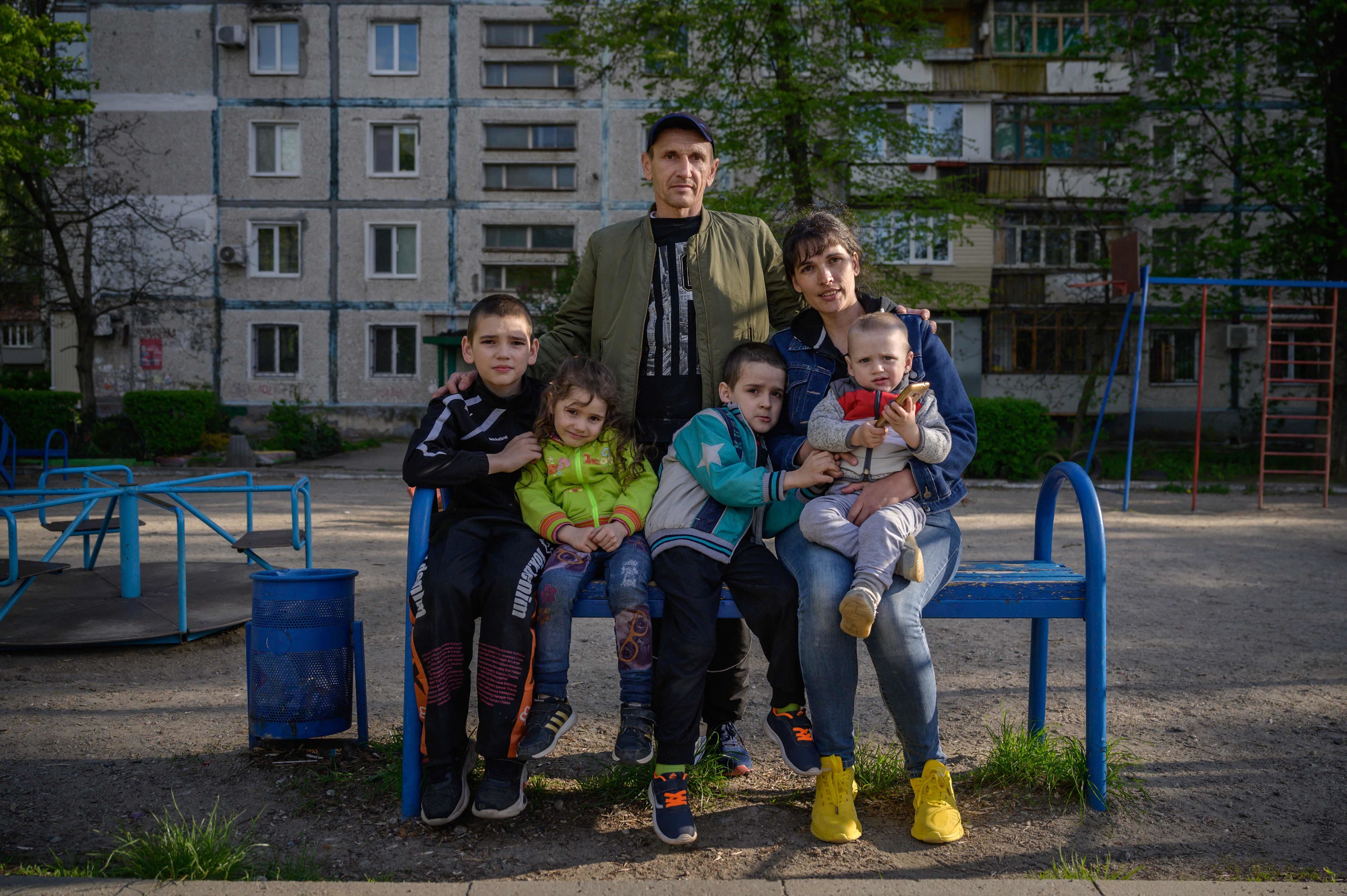 La familia Pochinok tras salir de la ciudad asediada de Mariupol posan en un parque de Zaporiya.