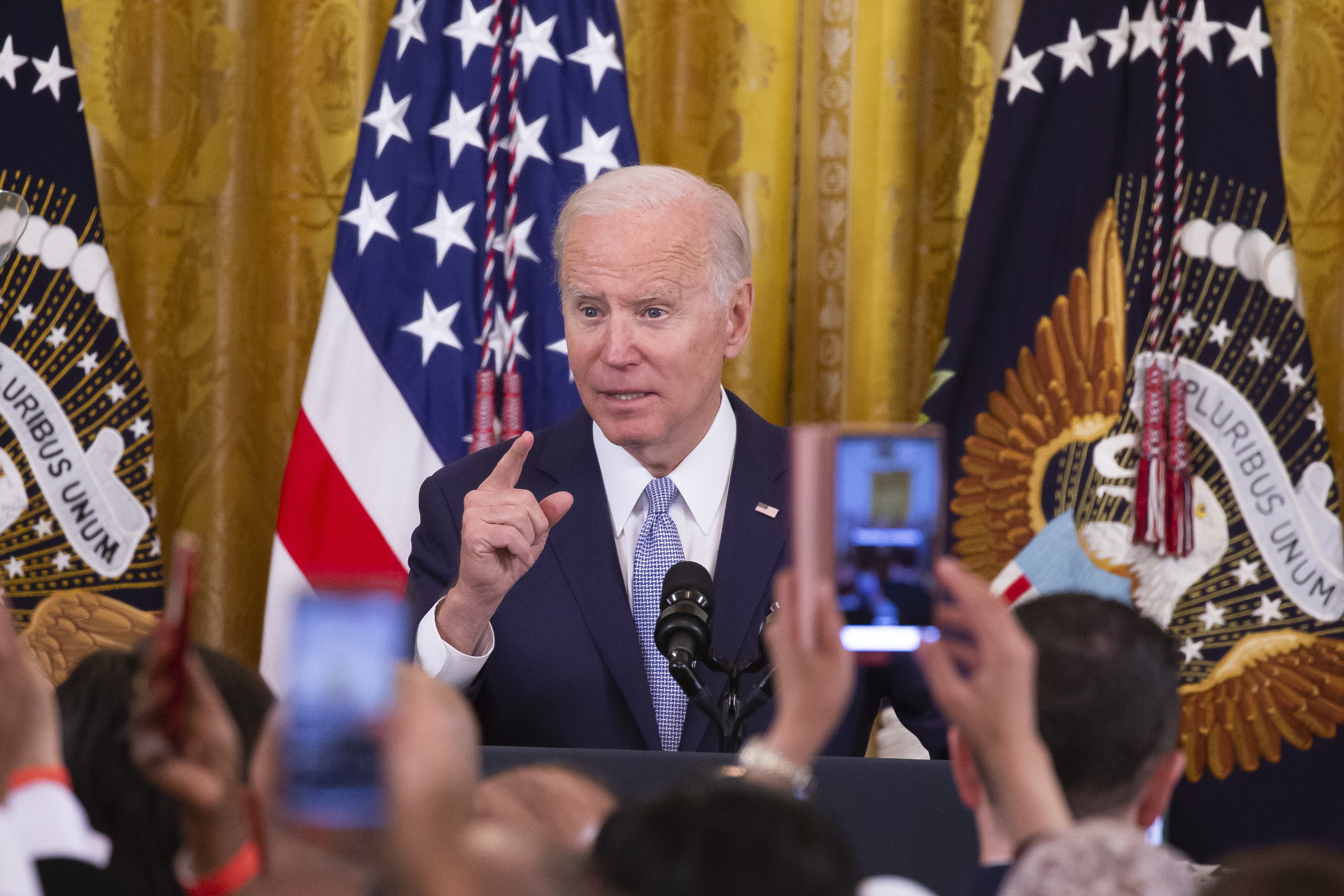 Joe Biden habla con la prensa derante un encuentro en la Casa Blanca.