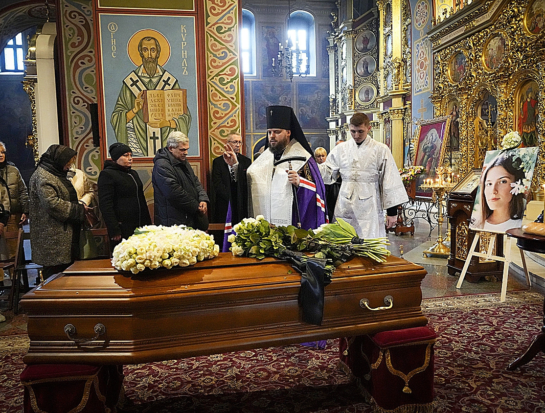 Funeral de la periodista ucraniana Oleksandra Kuvshynova, el 20 de marzo de 2022.