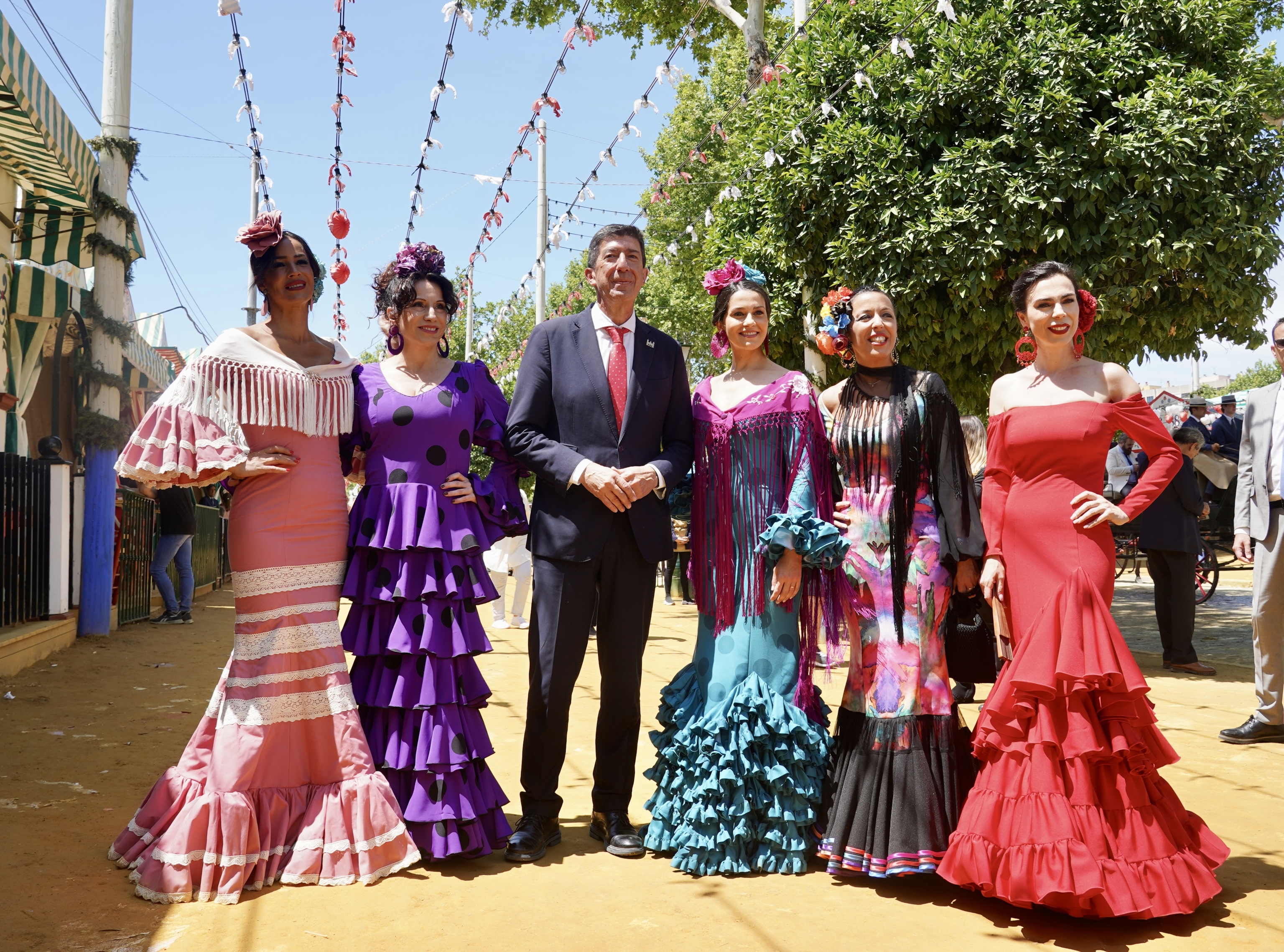 Begoa Villacs, Roco Ruiz, Juan Marn, Ins Arrimadas, Marta Bosquet y Teresa Pardo, ayer en la Feria de Sevilla.