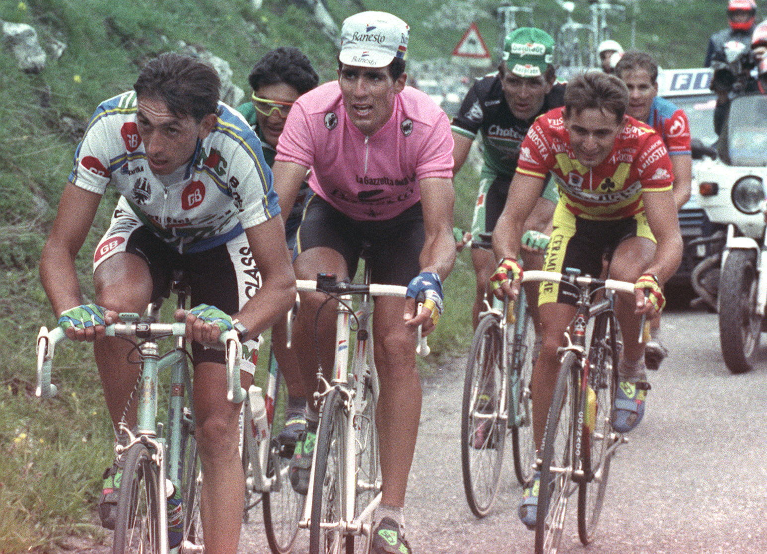 Miguel, rodeado de corredores italianos, en el Giro de 1992.