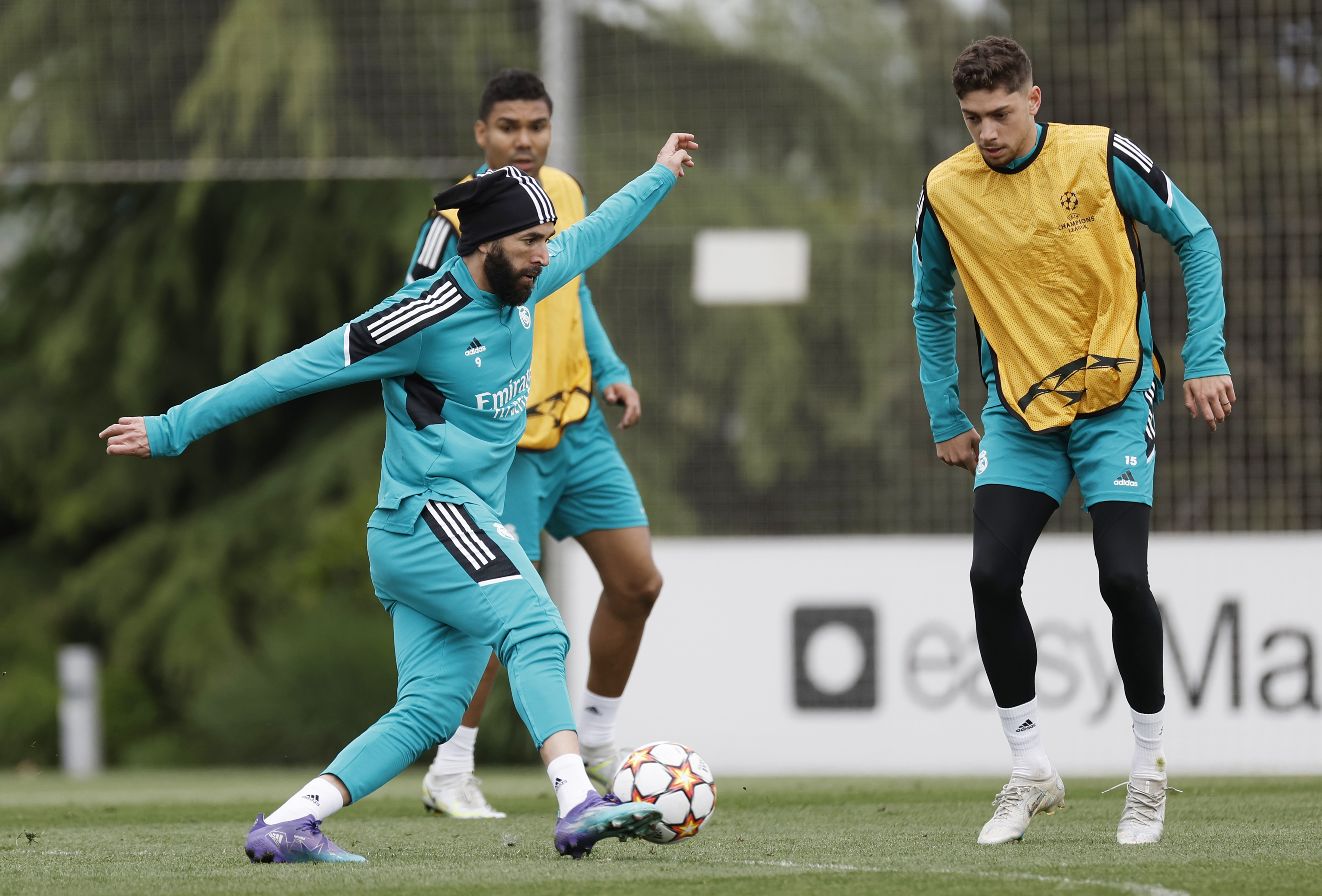 Benzema y Valverde, durante un entrenamiento con el Madrid.