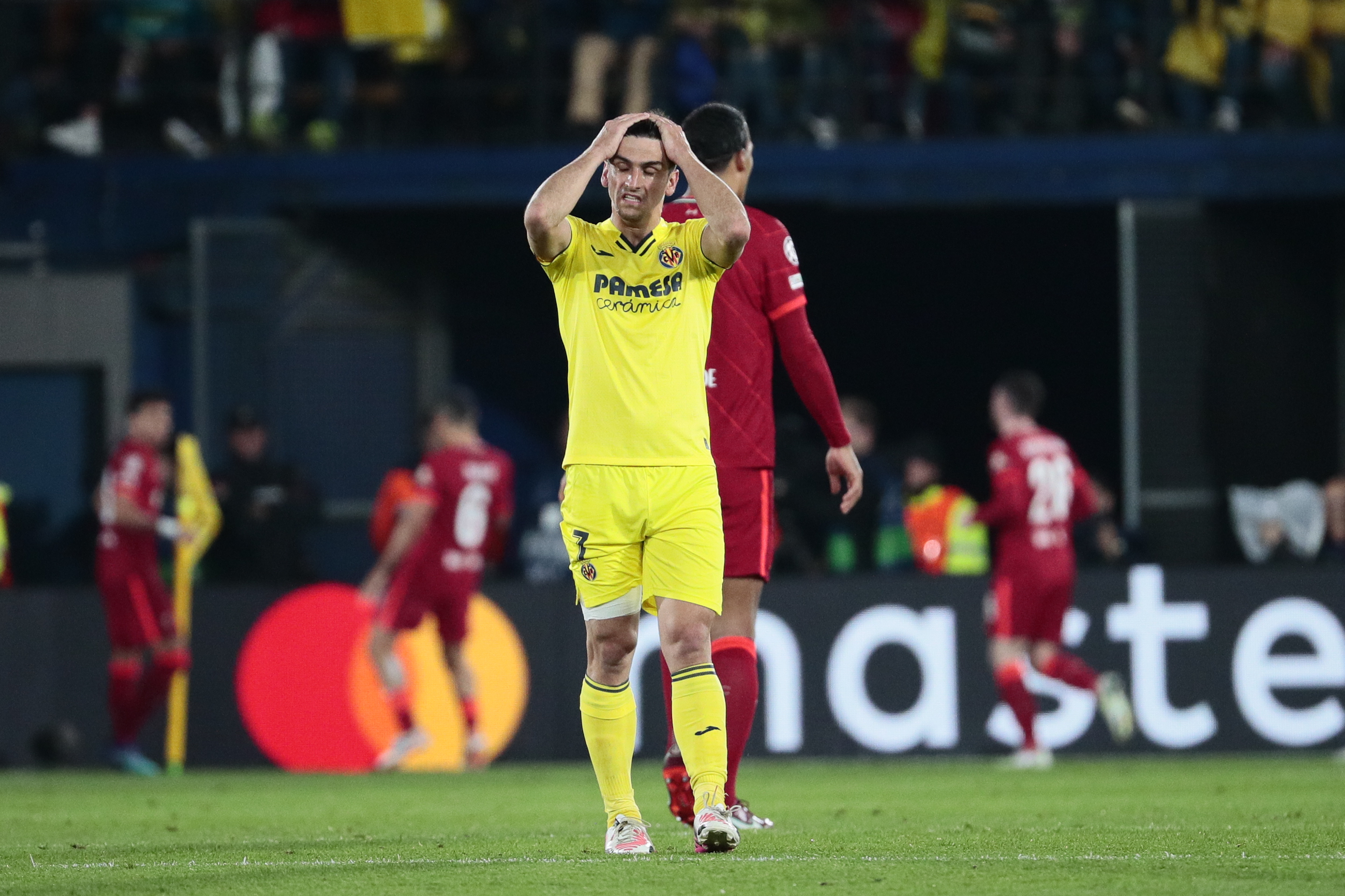 El Villarreal se lamenta tras encajar uno de sus goles.