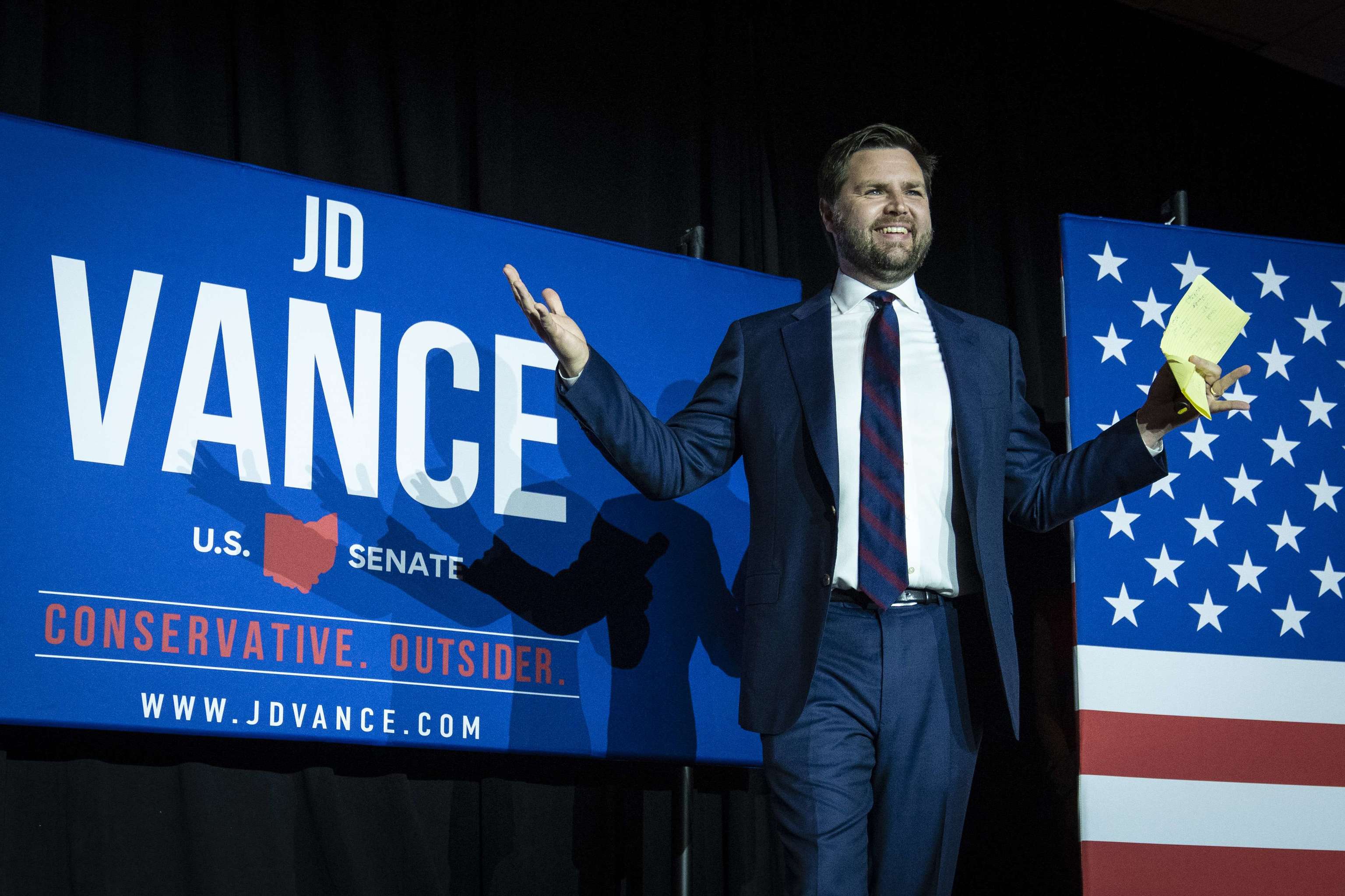 El candidato republicano JD Vance celebra su victoria.