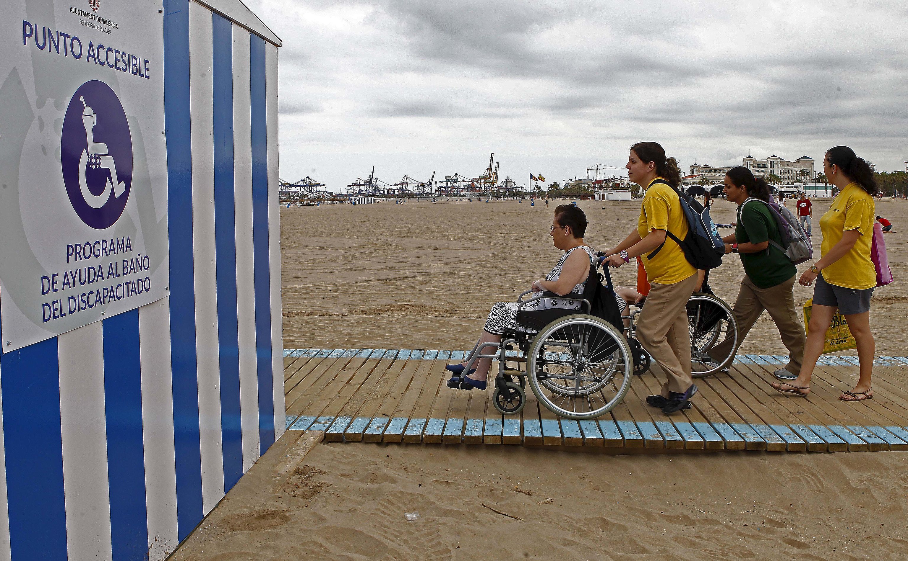 Punto accesible para discapacitados en la playa de El Cabanyal, en la Comunidad Valenciana.