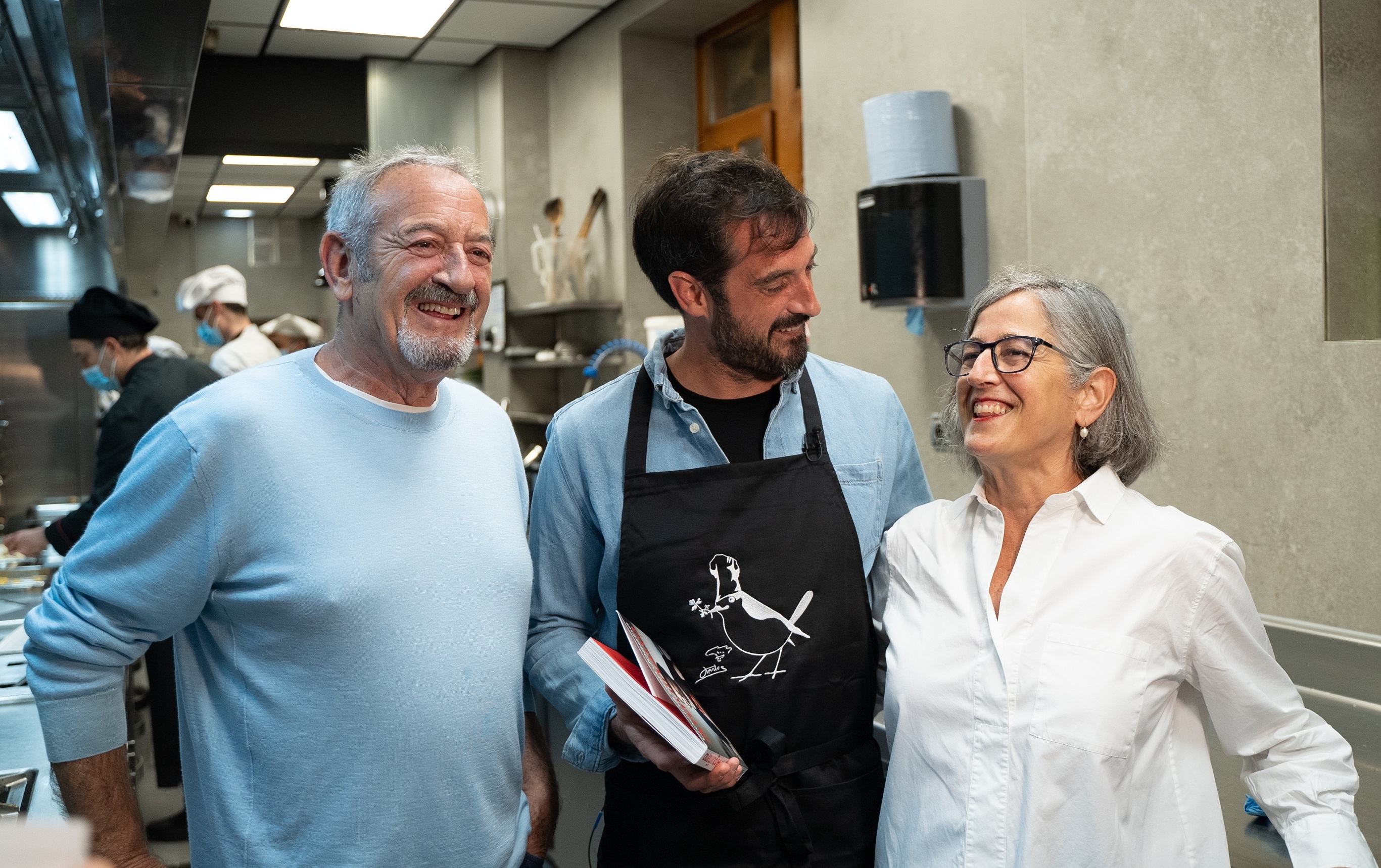 Joseba Arguiano entre su padre Karlos y su ta Eva en la cocina del Hotel Restaurante Karlos Arguiano.