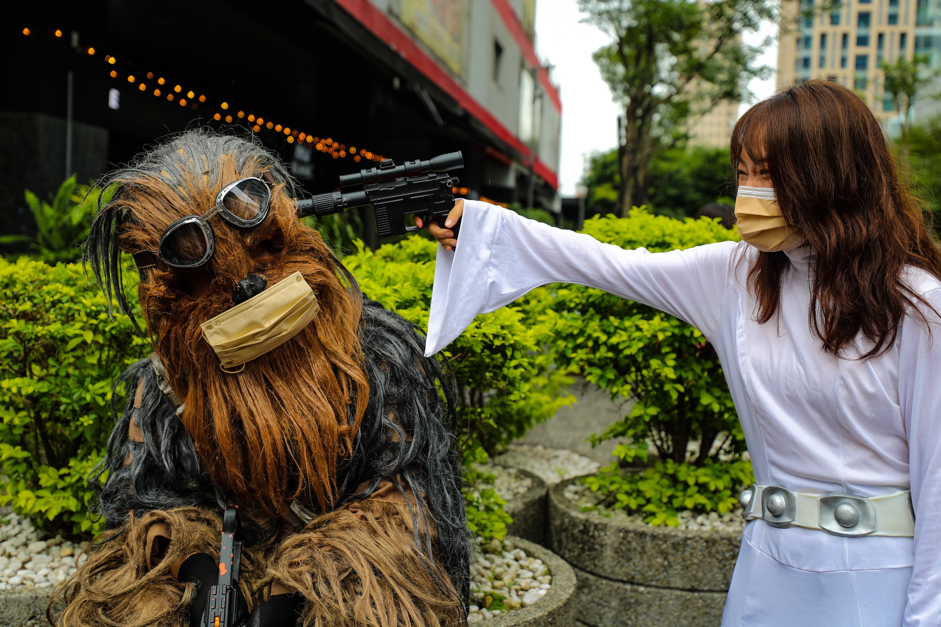 Dos seguidores de Star Wars, disfrazados de Chewbacca y princesa Leia, este 4 de mayo de 2022 en Taiw�n.