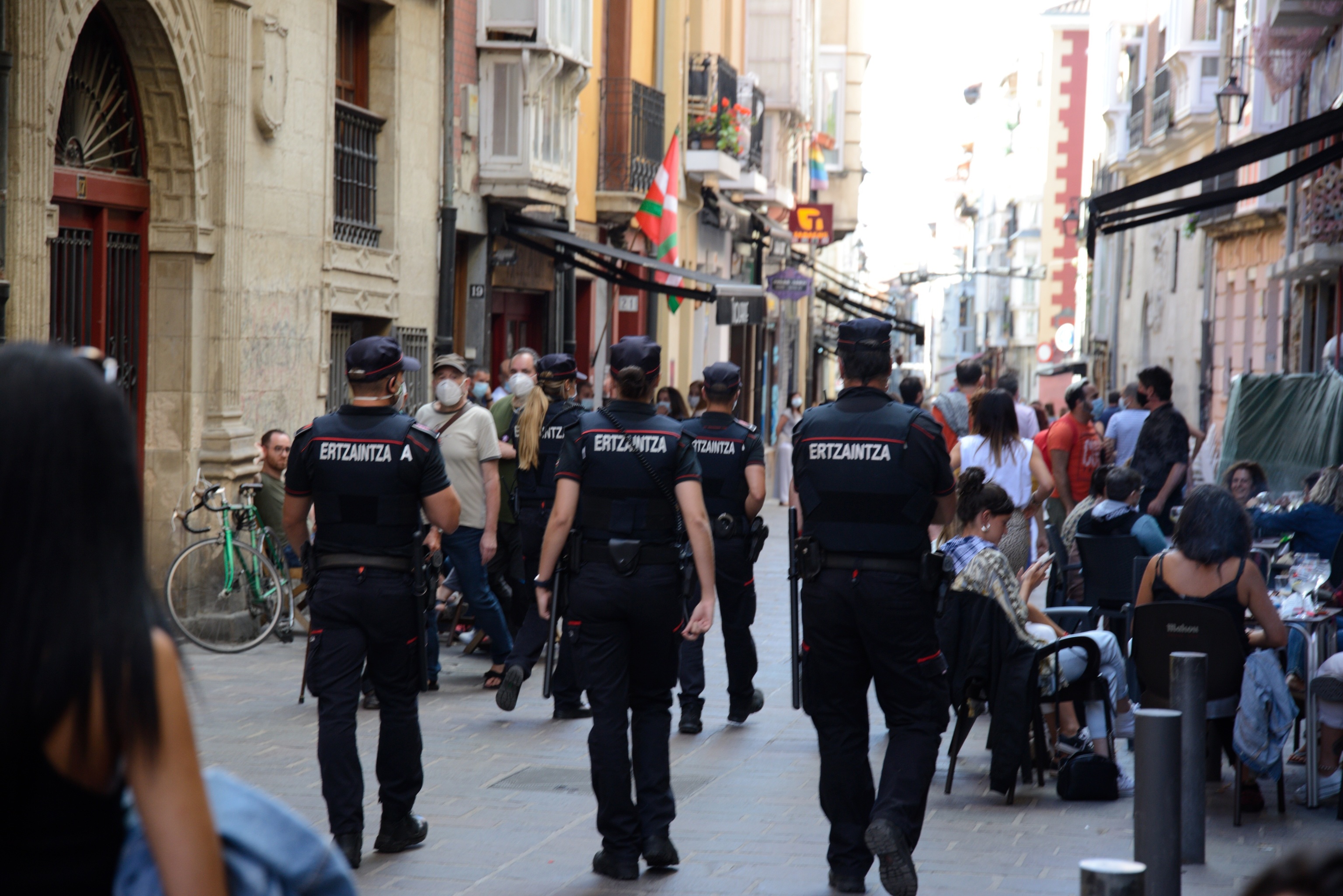 Agentes de la Ertzaintza patrullan en las calles de Vitoria.