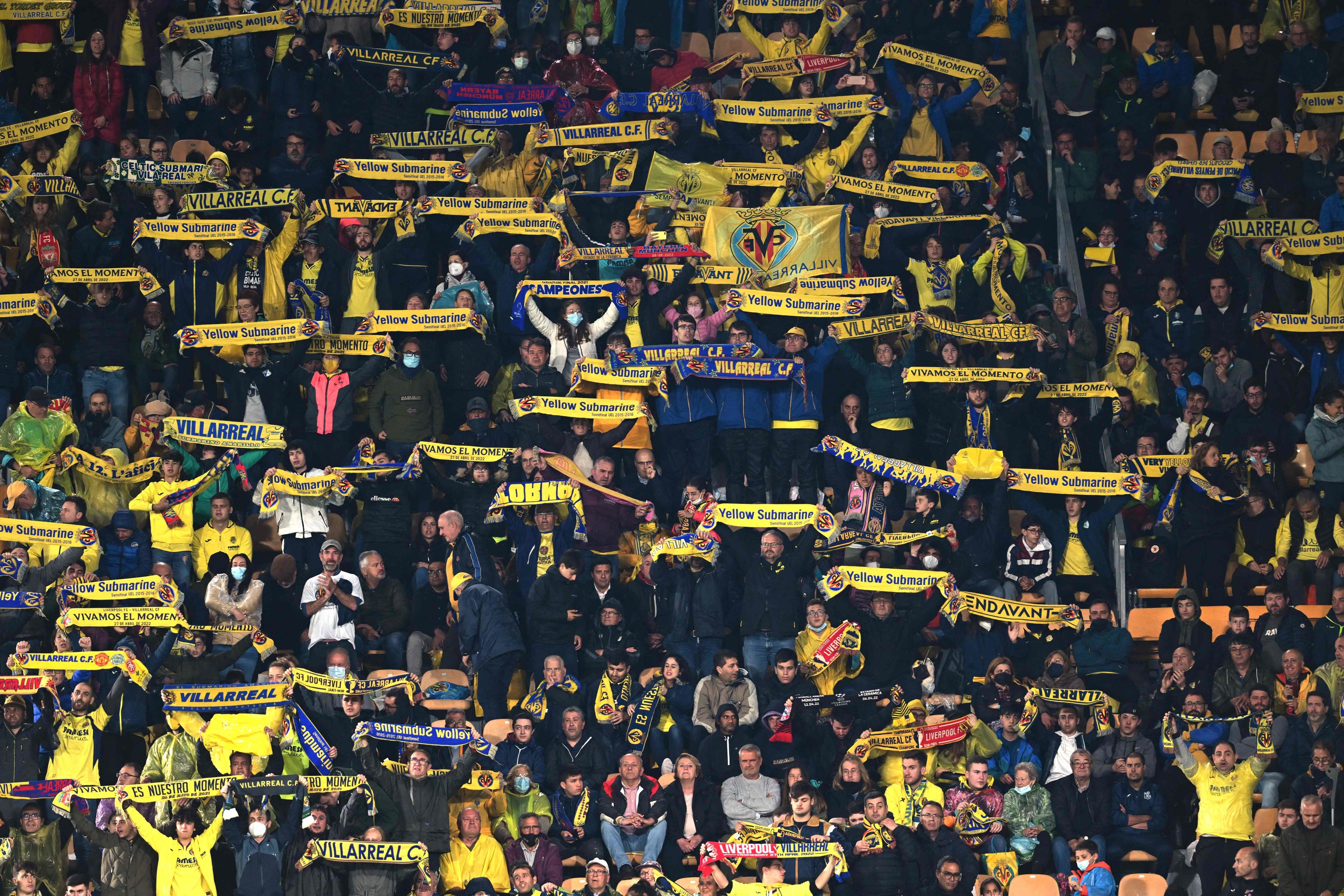 Los seguidores del Villarreal, este martes noche, en las gradas del Estadio de la Cermica, apoyando al Villarreal frente al Liverpool.