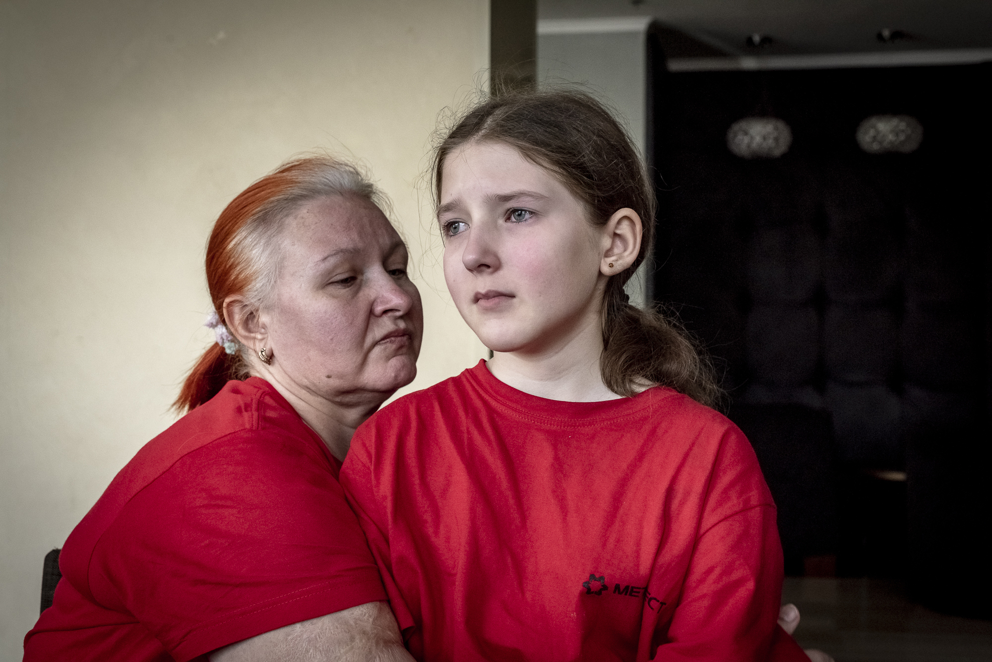 Tatiana (47) y su hija Paulina (11), en el hotel de Zaporiyia donde les han alojado tras llegar en el convoy de desplazados desde la acería Azovstal, en Mariupol.