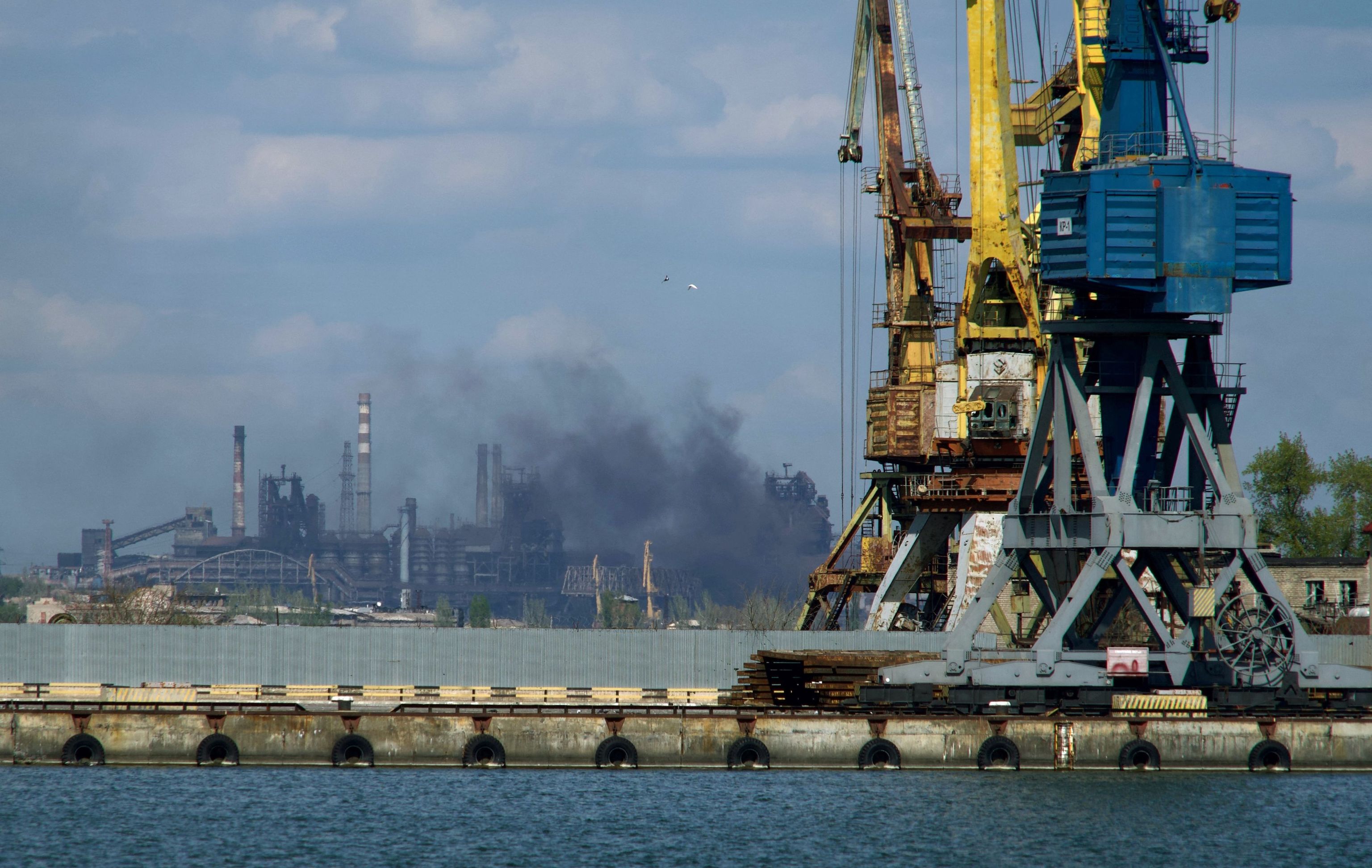Columnas de humo por los bombardeos sobre la planta siderúrgica Azovstal.