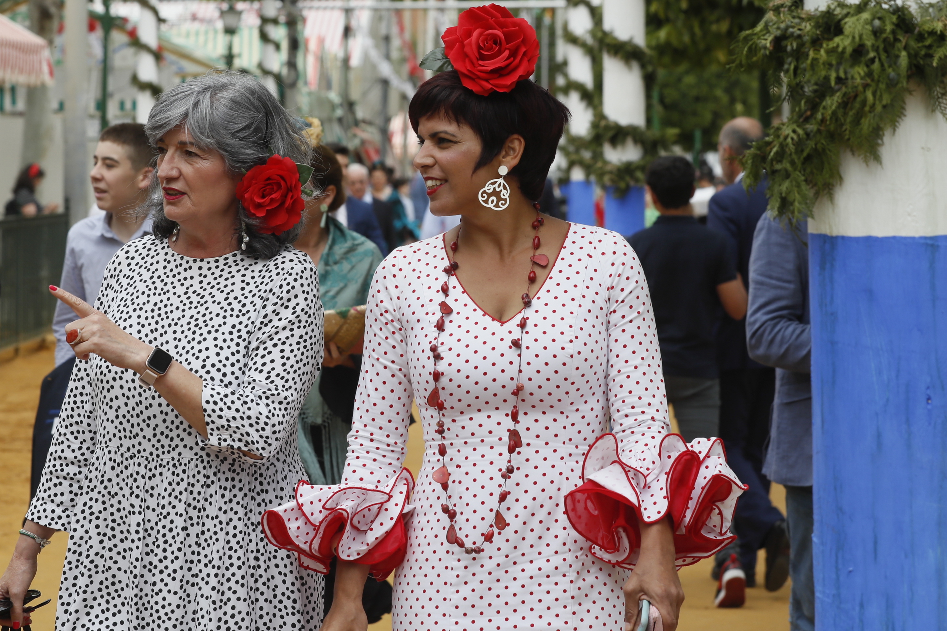 Teresa Rodrguez pasea por la Feria de Sevilla junto a la senadora Pilar Gonzlez.