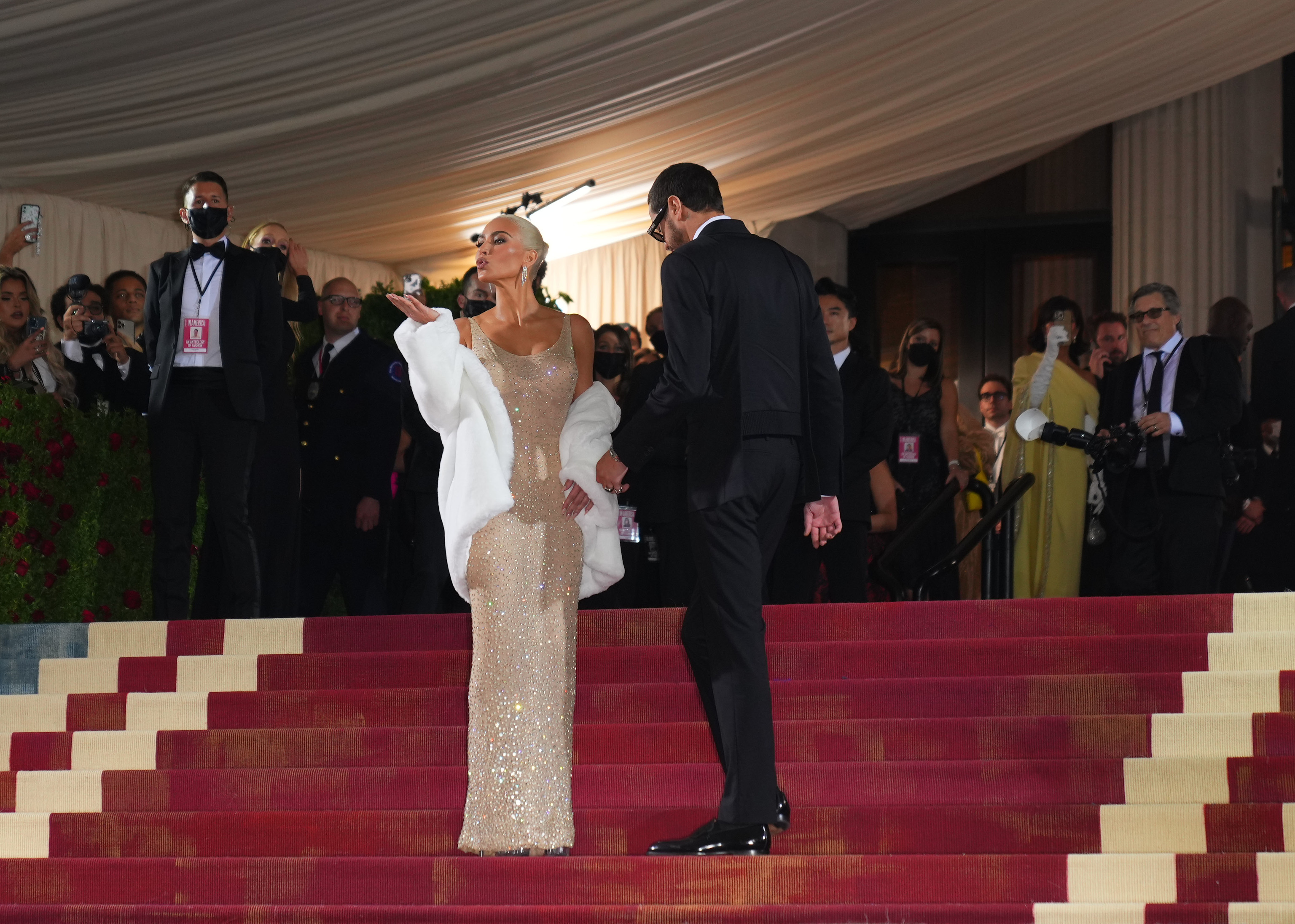 Kim Kardashian en las escalaras del MET con el vestido de Marilyn y el chal.