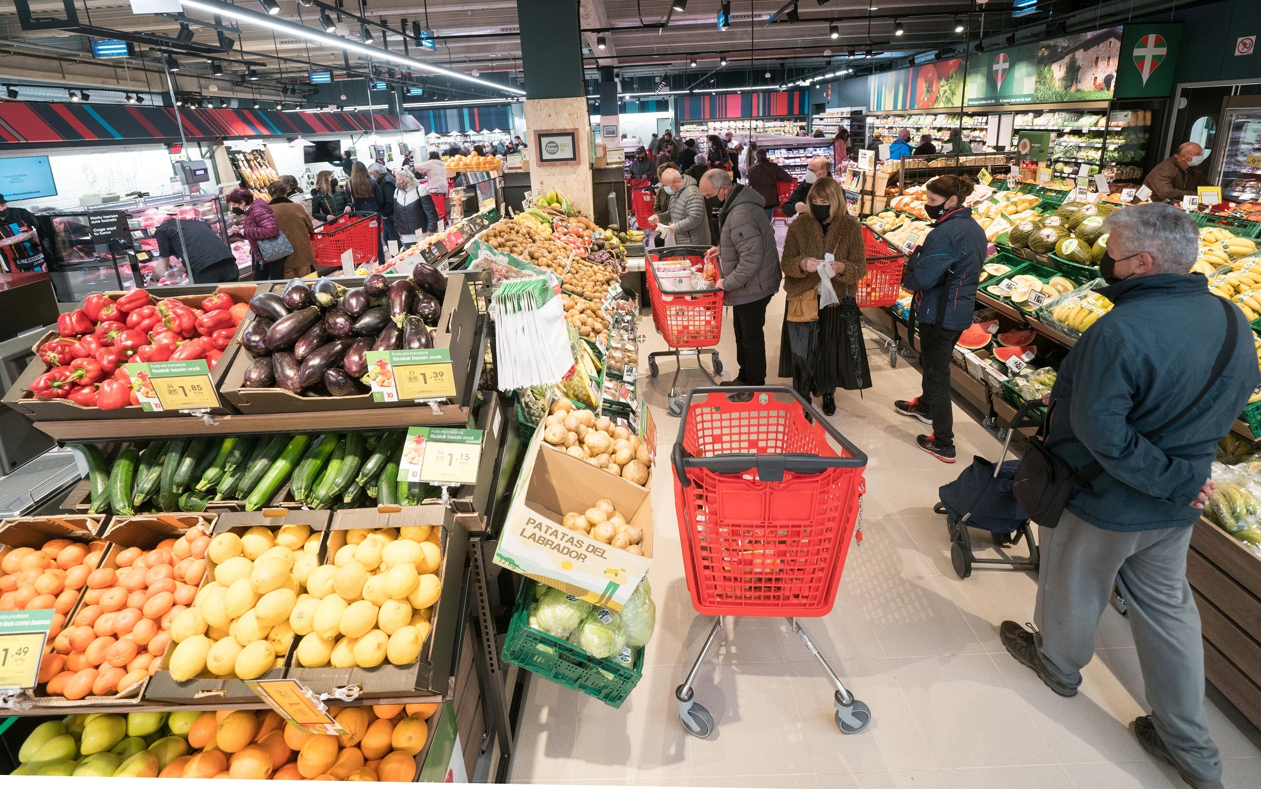 Clientes de un supermercado de Eroski en el espacio destinado a las verduras y las frutas.