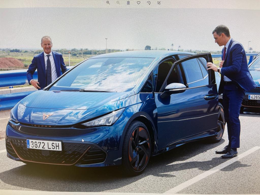 El presidente del Gobierno, Pedro Snchez, con el director ejecutivo del Grupo Volkswagen, Herbert Diess, esta maana en Sagunto.