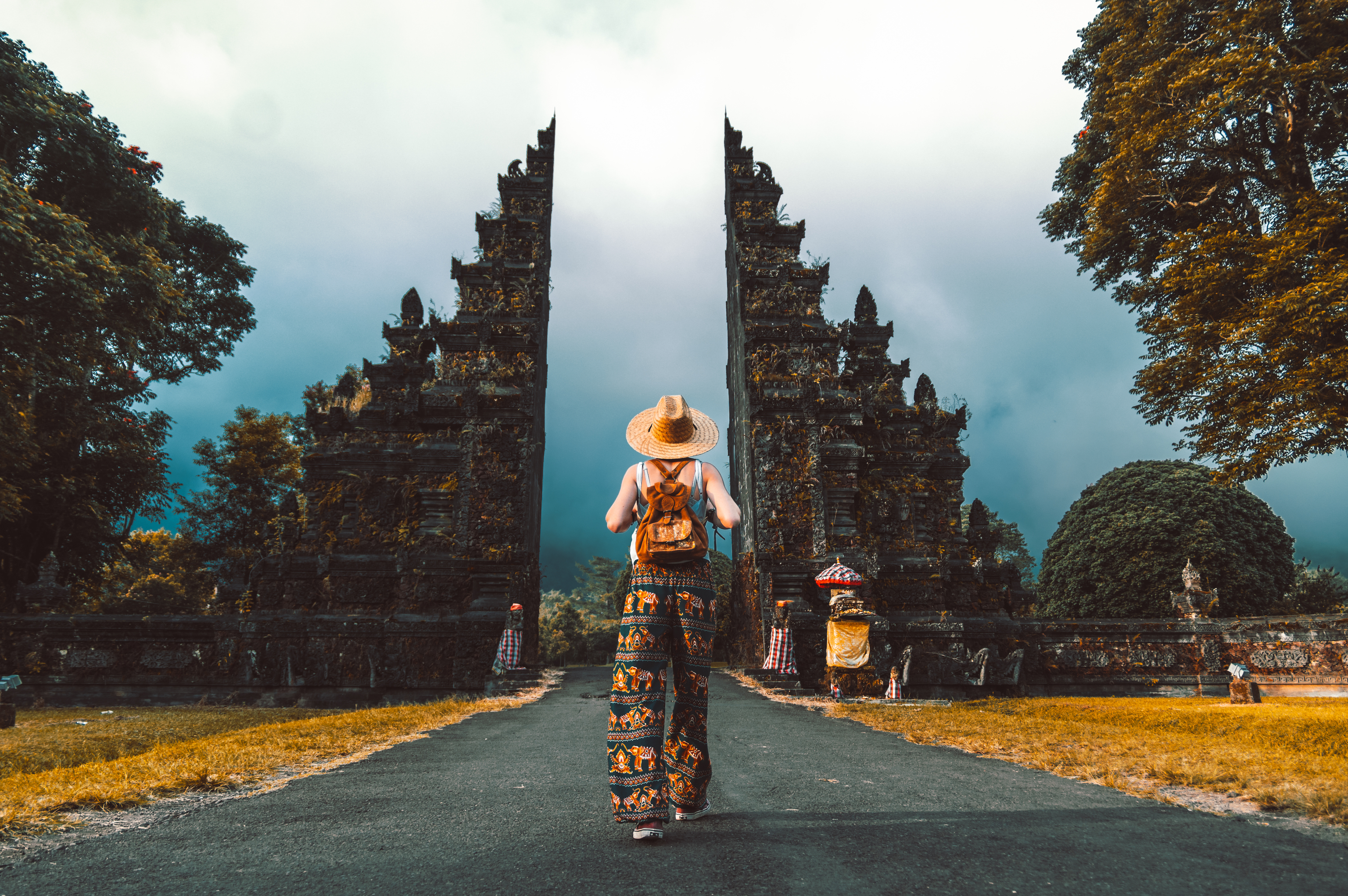 Una viajera, en un templo de Bali.