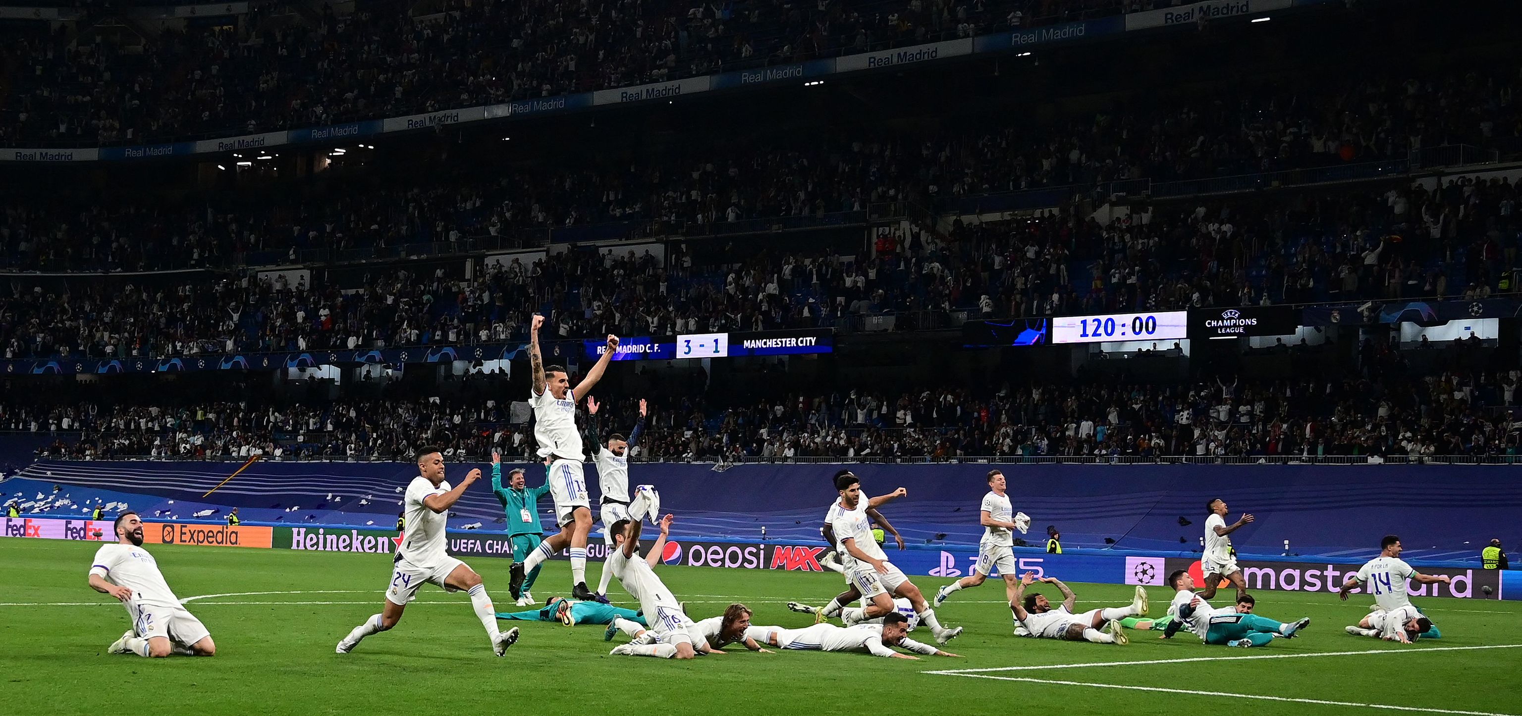 Los jugadores del Madrid celebran la victoria ante el City.