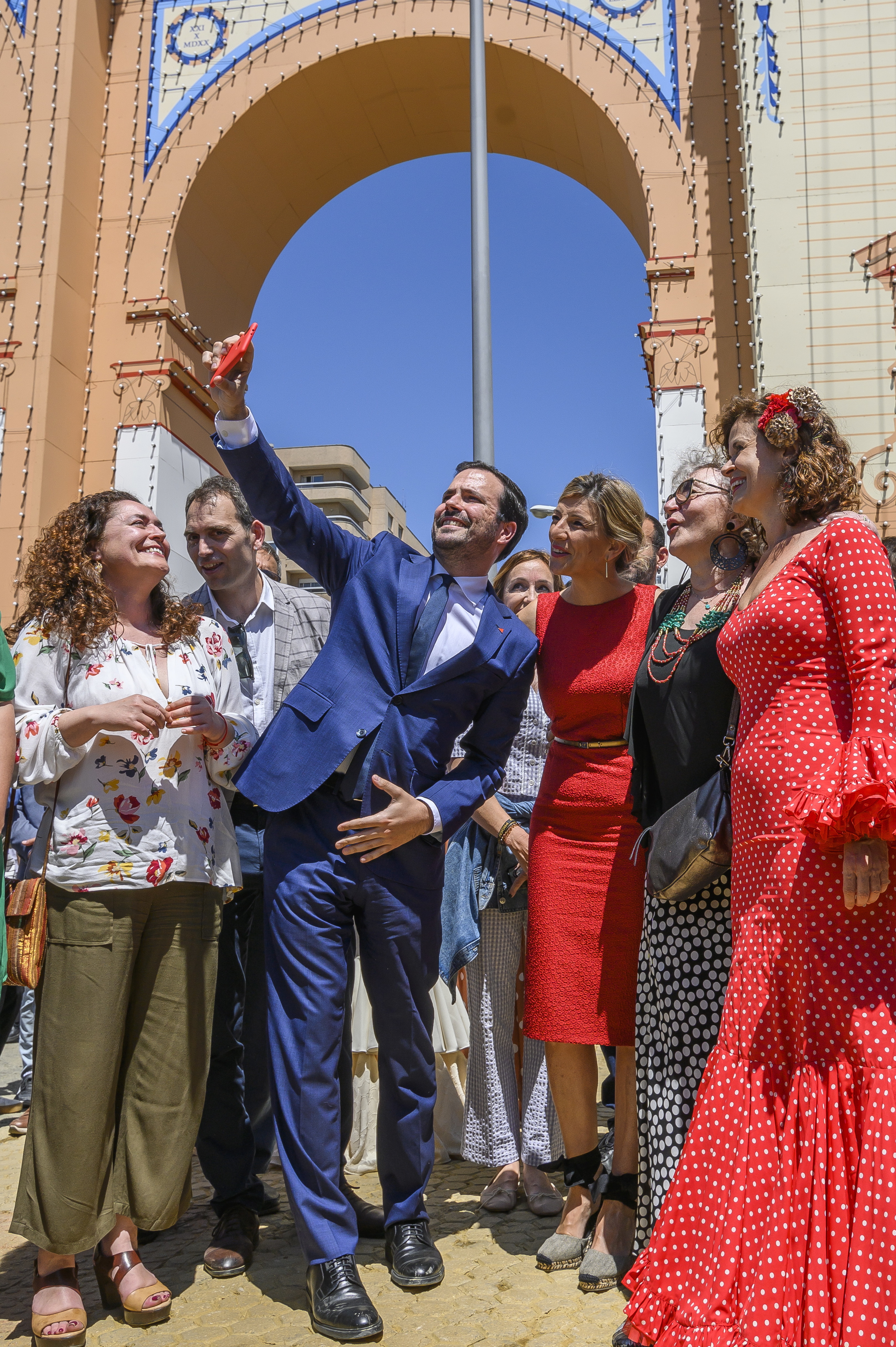 La diputada andaluza Inmaculada Nieto (IU), Toni Valero (IU), los ministros Alberto Garzn y Yolanda Daz y Esperanza Gmez (Ms Pas) se hacen un 'selfie' ante la portada de la Feria de Sevilla.