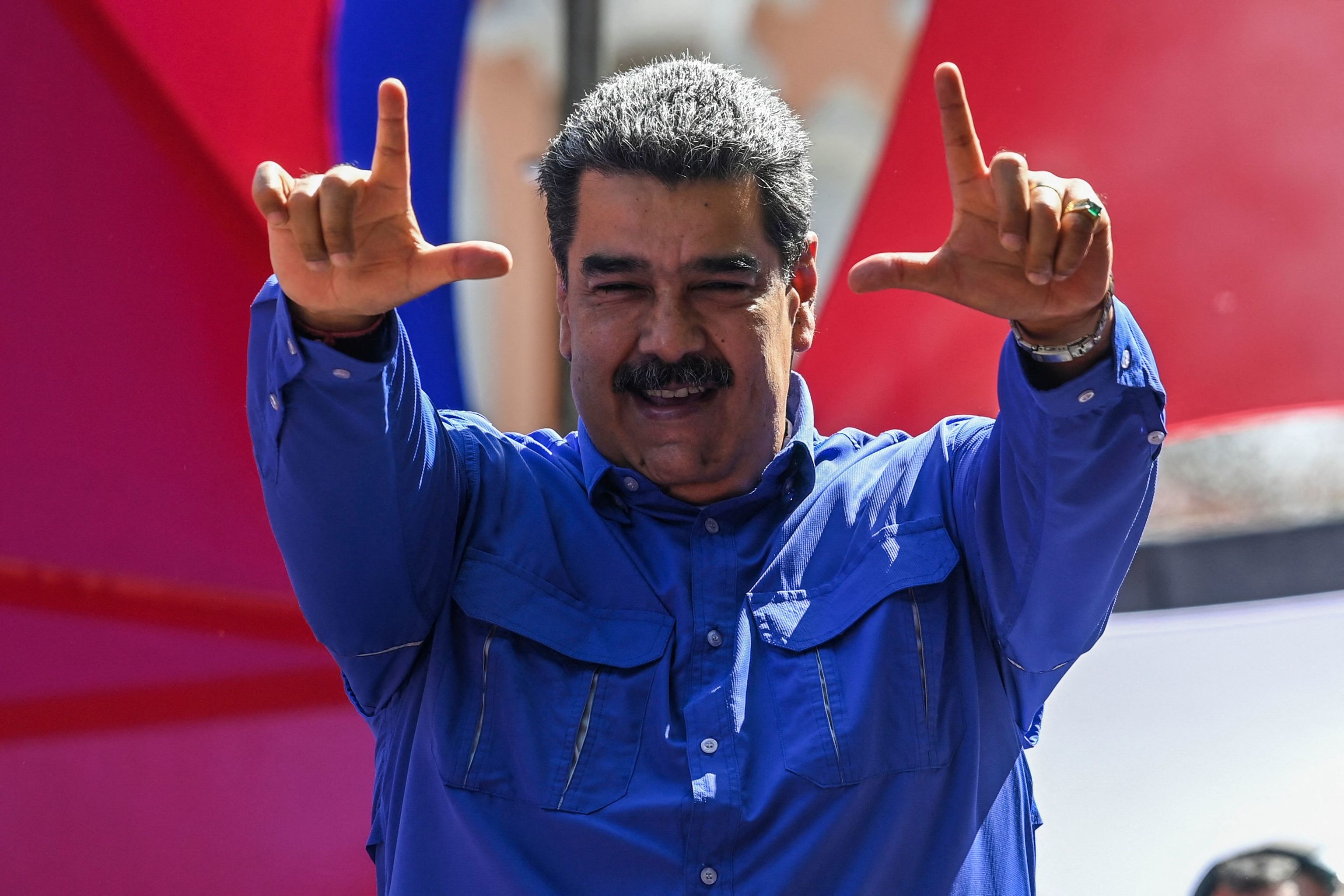 Maduro se viste de falso rey Midas ante los jubilados venezolanos