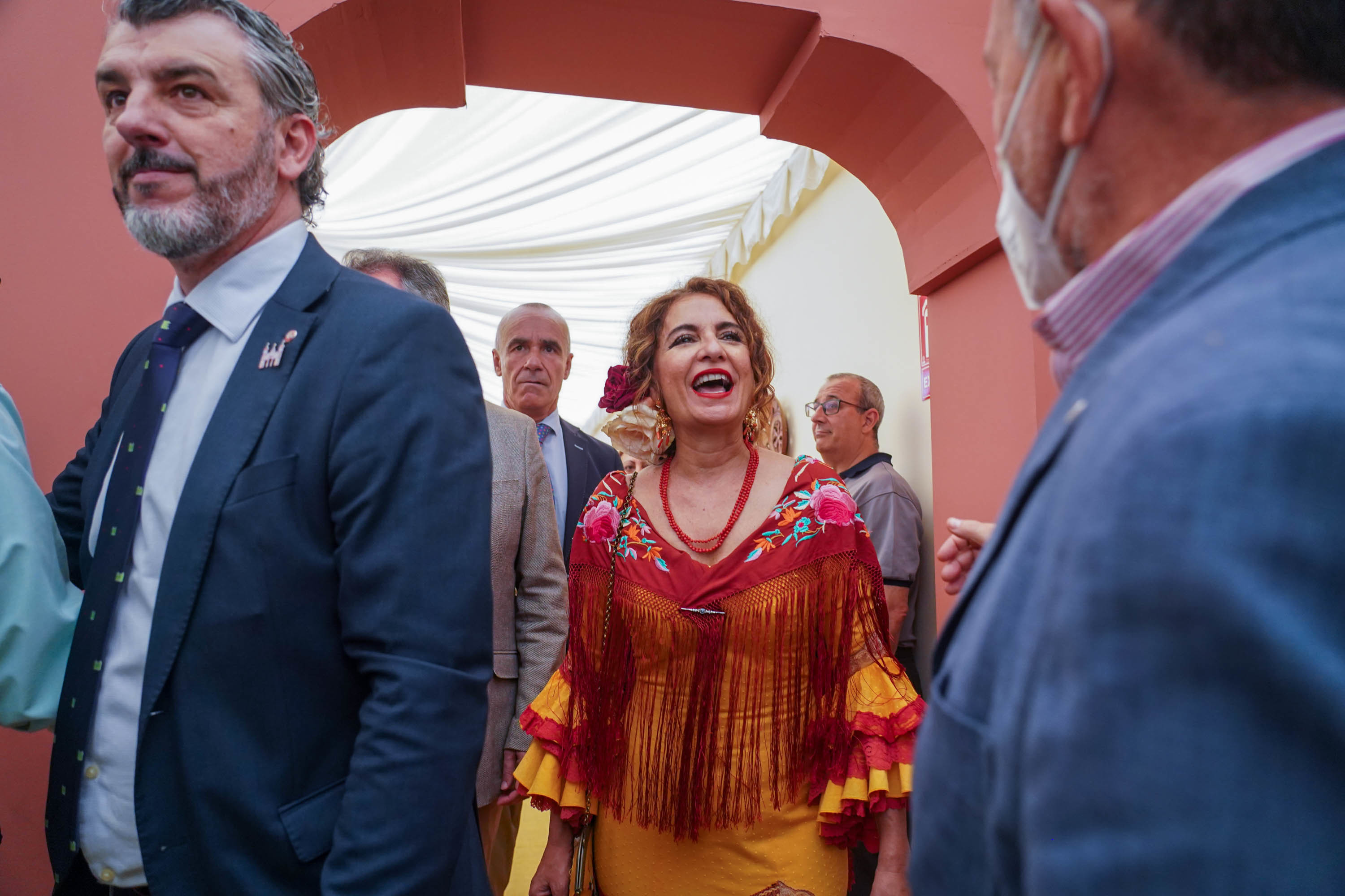 La ministra de Hacienda, María Jesús Montero, junto al Alcalde de Sevilla, Antonio Muñoz, ayer en la caseta de UGT de la Feria de Sevilla.