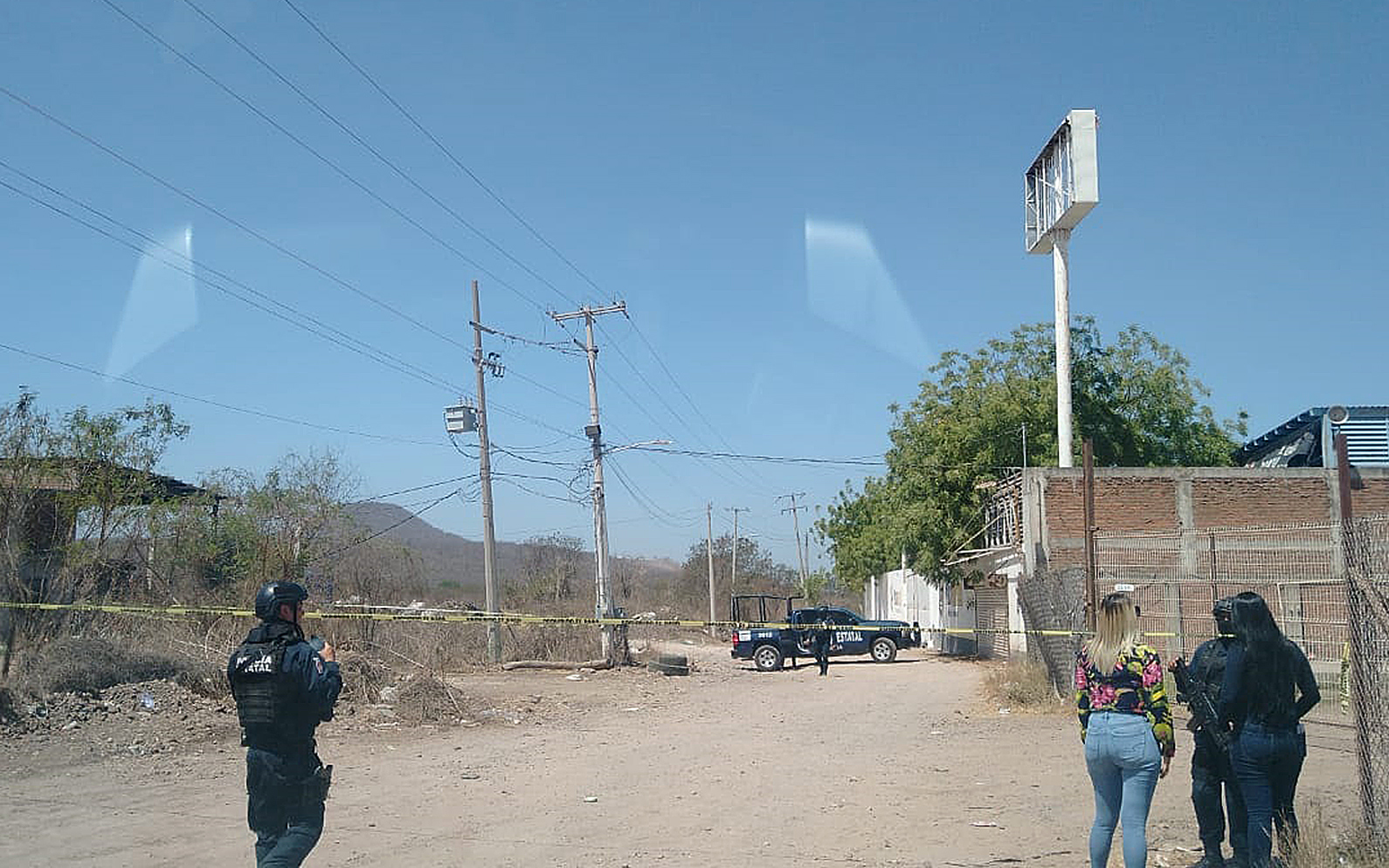 Policías estatales vigilan hoy la zona donde fue asesinado el periodista.