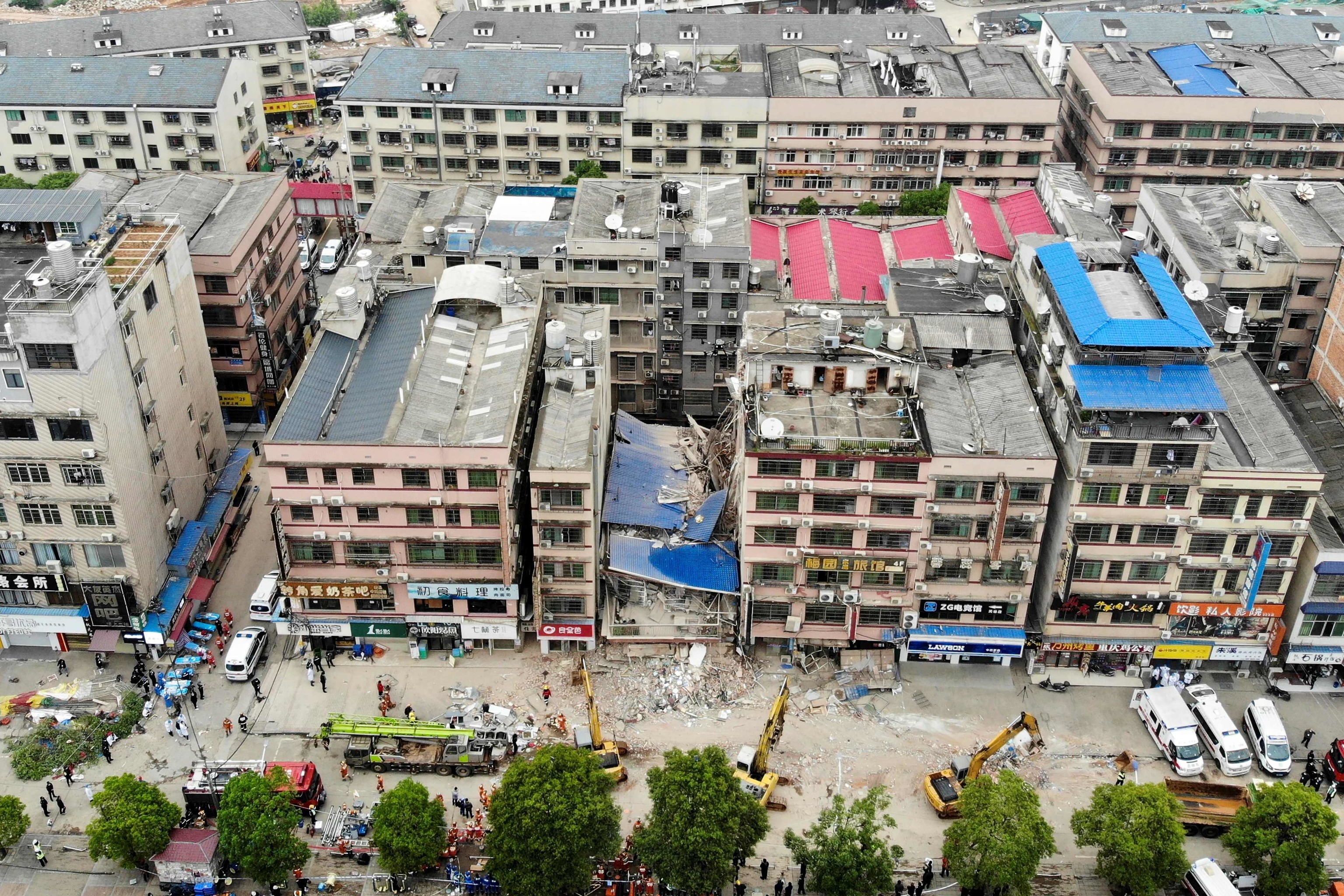 Los muertos por el derrumbe de un edificio en el centro de China ascienden a 53