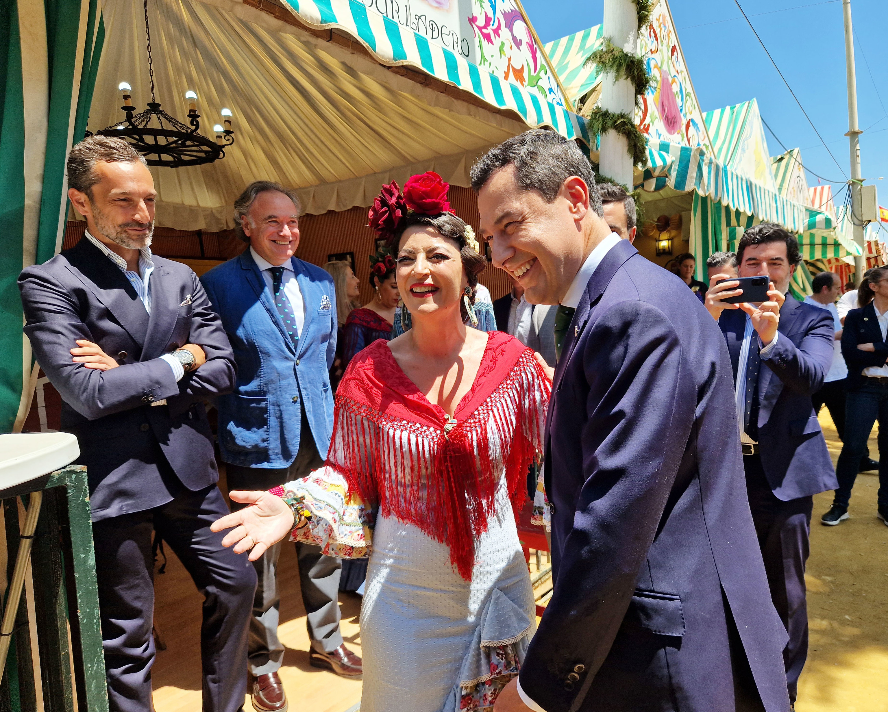Macarena Olona con el presidente de la Junta, Juanma Moreno Bonilla, en la Feria.