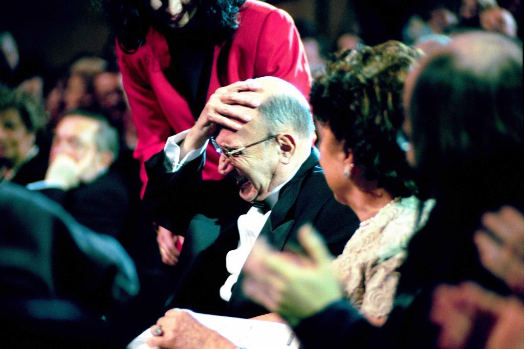 Tony LeBlanc en la XIII Gala de los premios de cine Goya. Premio al mejor actor de reparto.