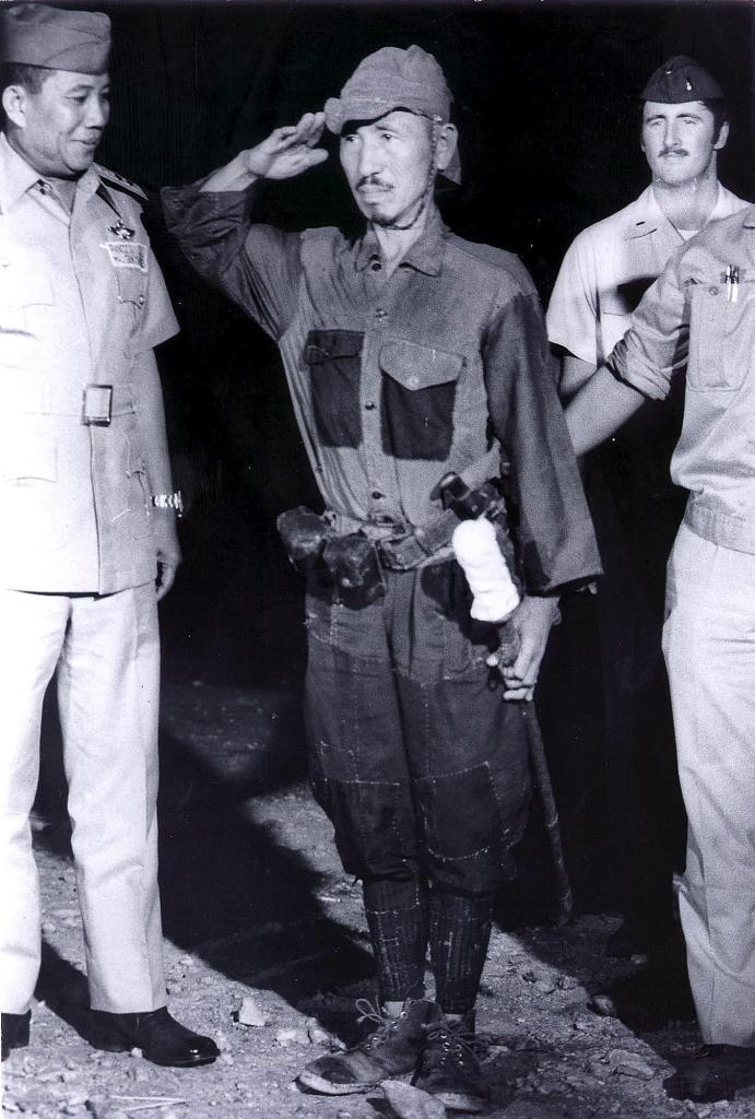 El soldado imperial japonés Onoda saluda en el momento de su rendición en la isla filipina de Lubang, después de resistir en la selva durante 29 años, a pesar de la rendición de Japón en 1945 en la Segunda Guerra Mundial.