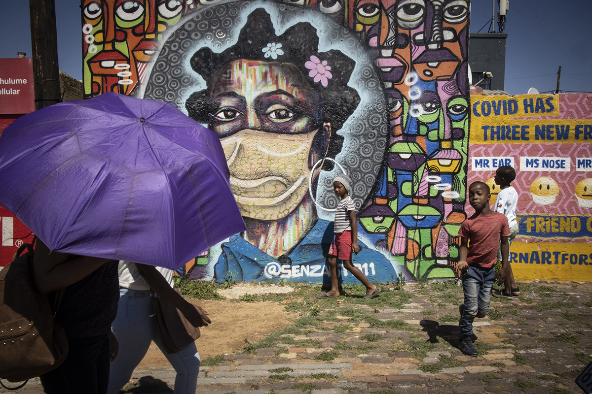 Un grafiti en Soweto (Johannesburgo, Sudfrica) alerta de los peligros del coronavirus.