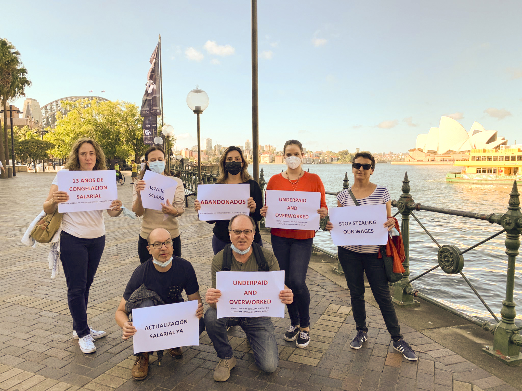 Los trabajadores del Consulado de Espaa en Sydney (Australia) protestando.
