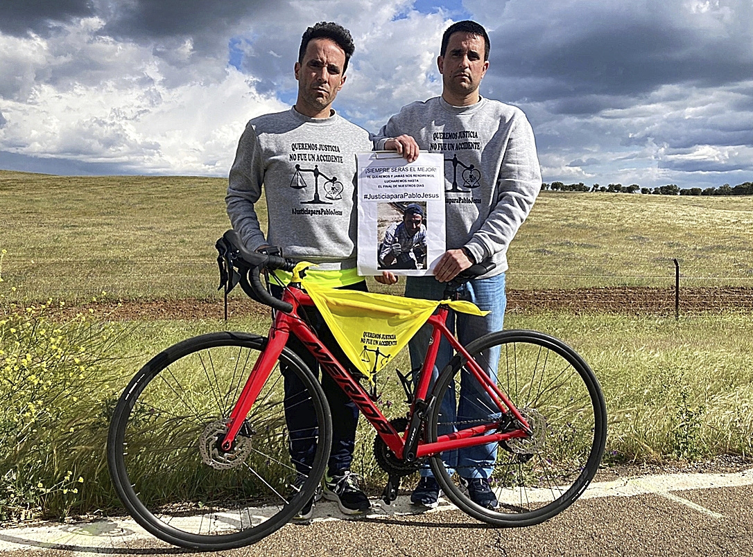 Ismail and Alberto, brothers of the deceased cyclist, bear the image of Pablo Jesu
