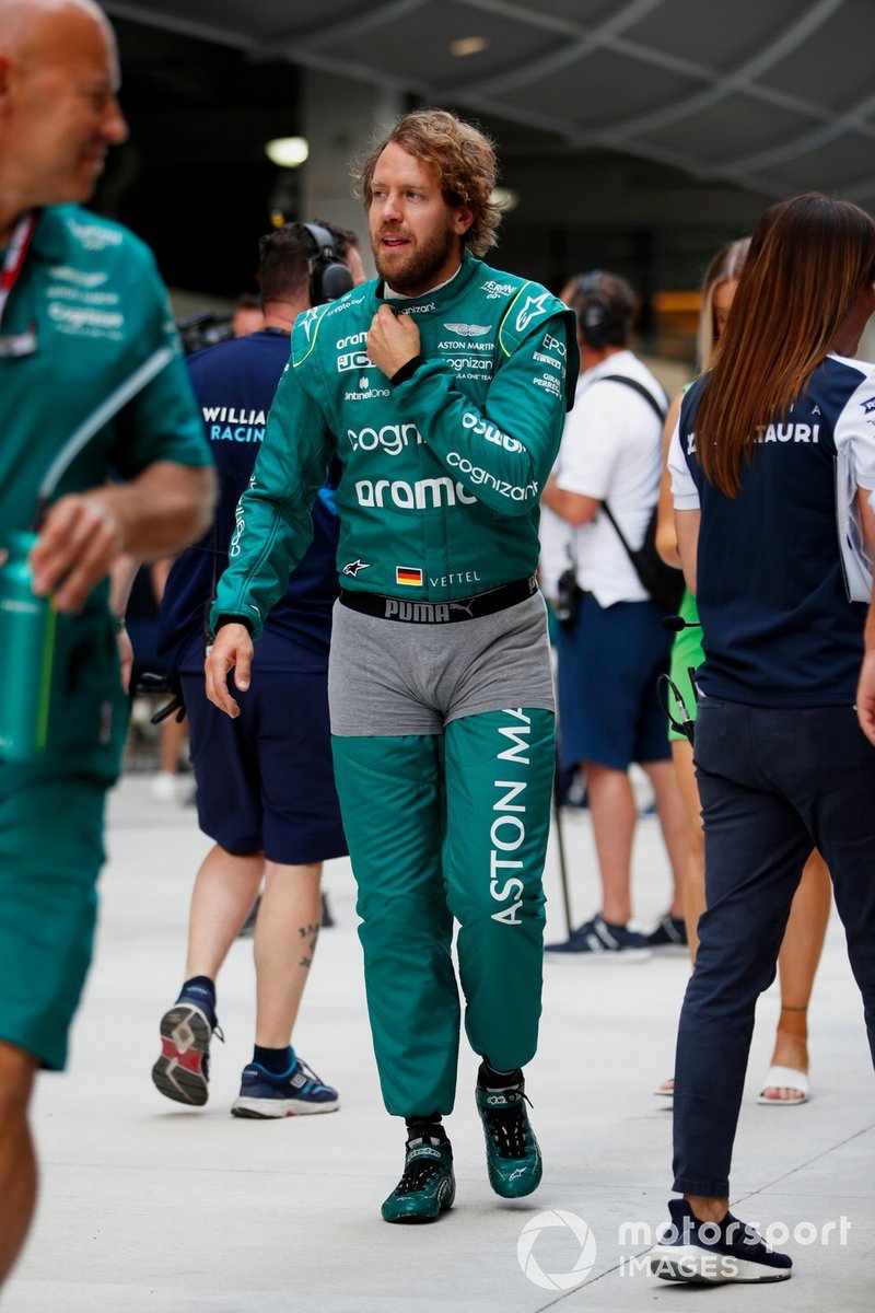 Vettel, con los calzoncillos por fuera, en el 'paddock' de Miami.