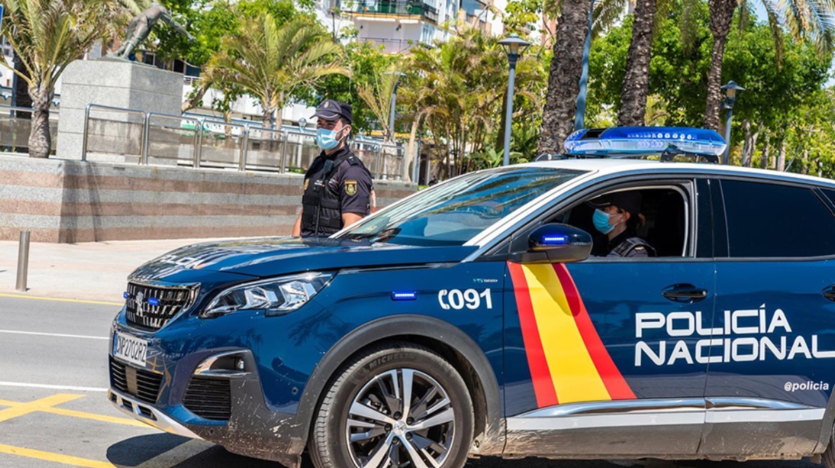 Agentes de la Polica Nacional en el Puerto de Santa Mara.