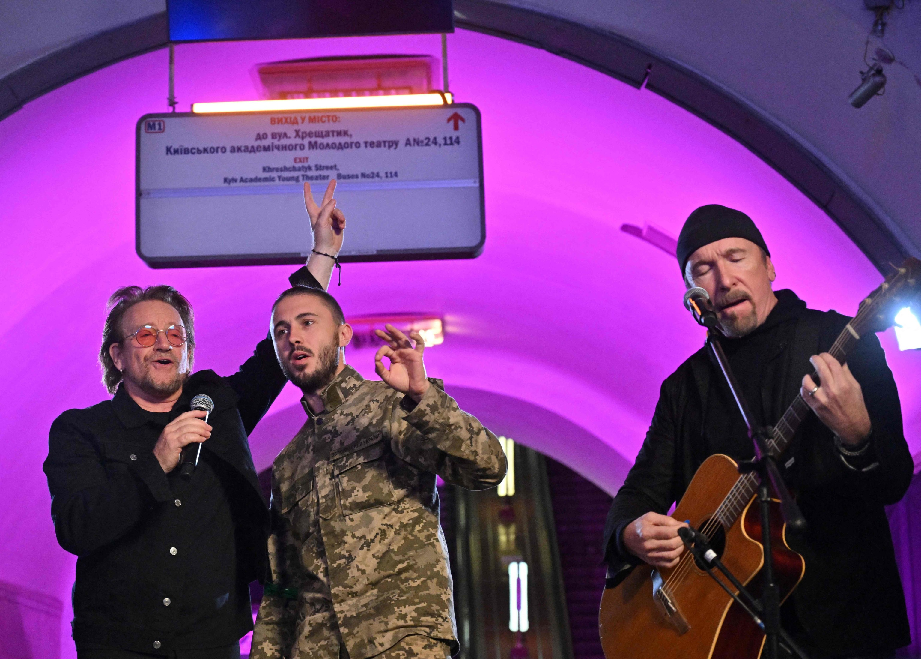 Bono y The Edge cantan con un soldado ucraniano en el metro de Kiev.
