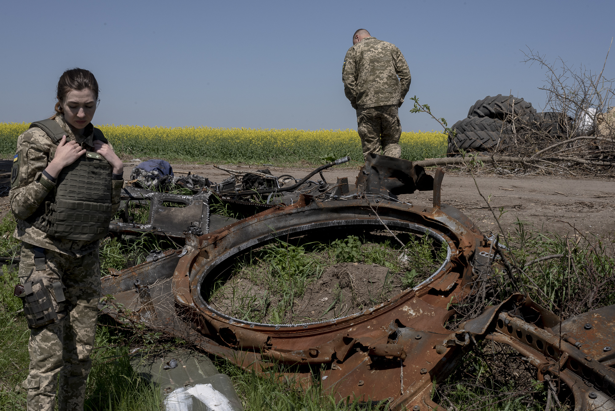 Soldados ucranianos inspeccionan los restos de un vehículo ruso en Jersón.